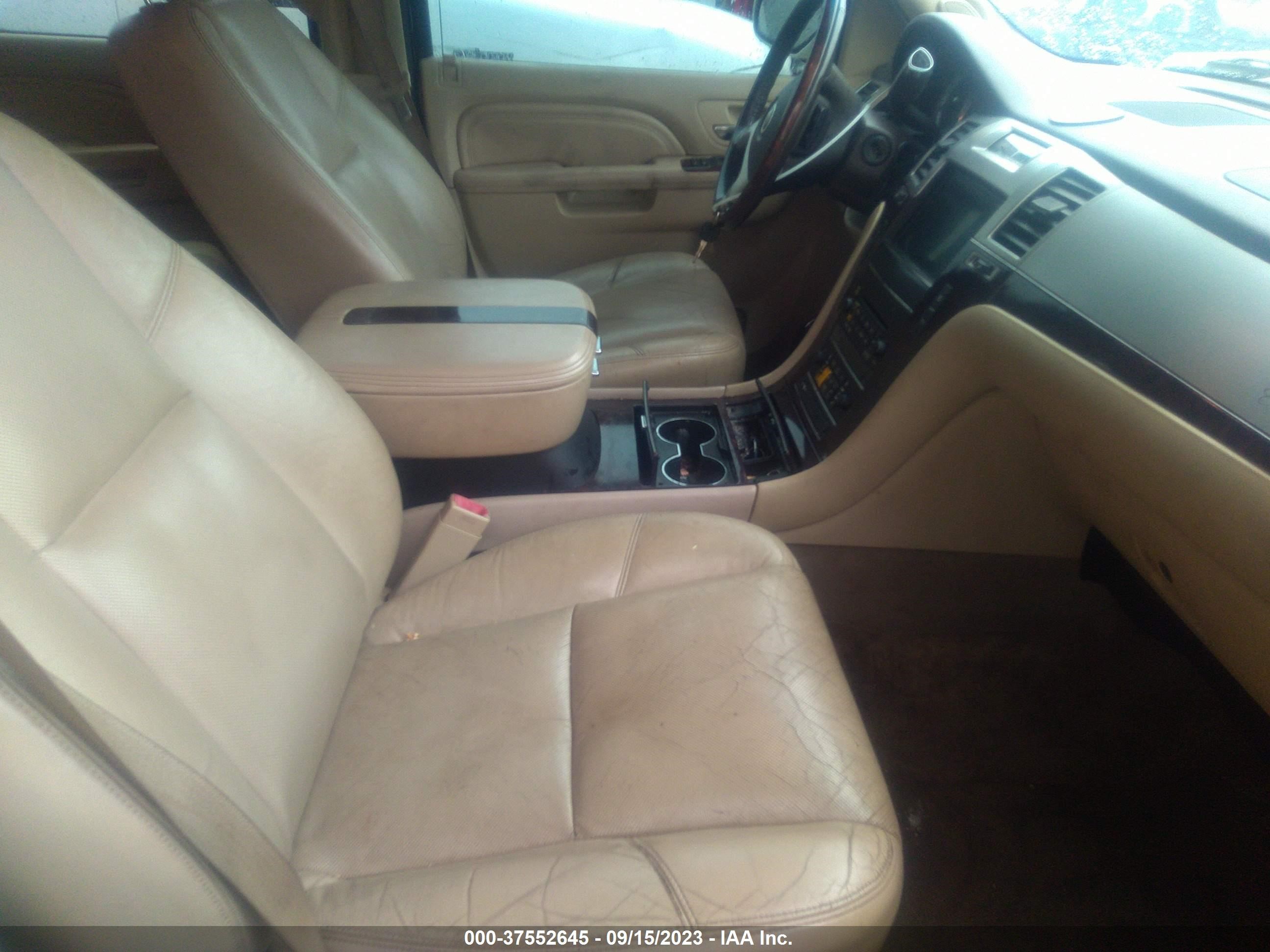 Photo 4 VIN: 1GYS4BEF1BR153419 - CADILLAC ESCALADE 