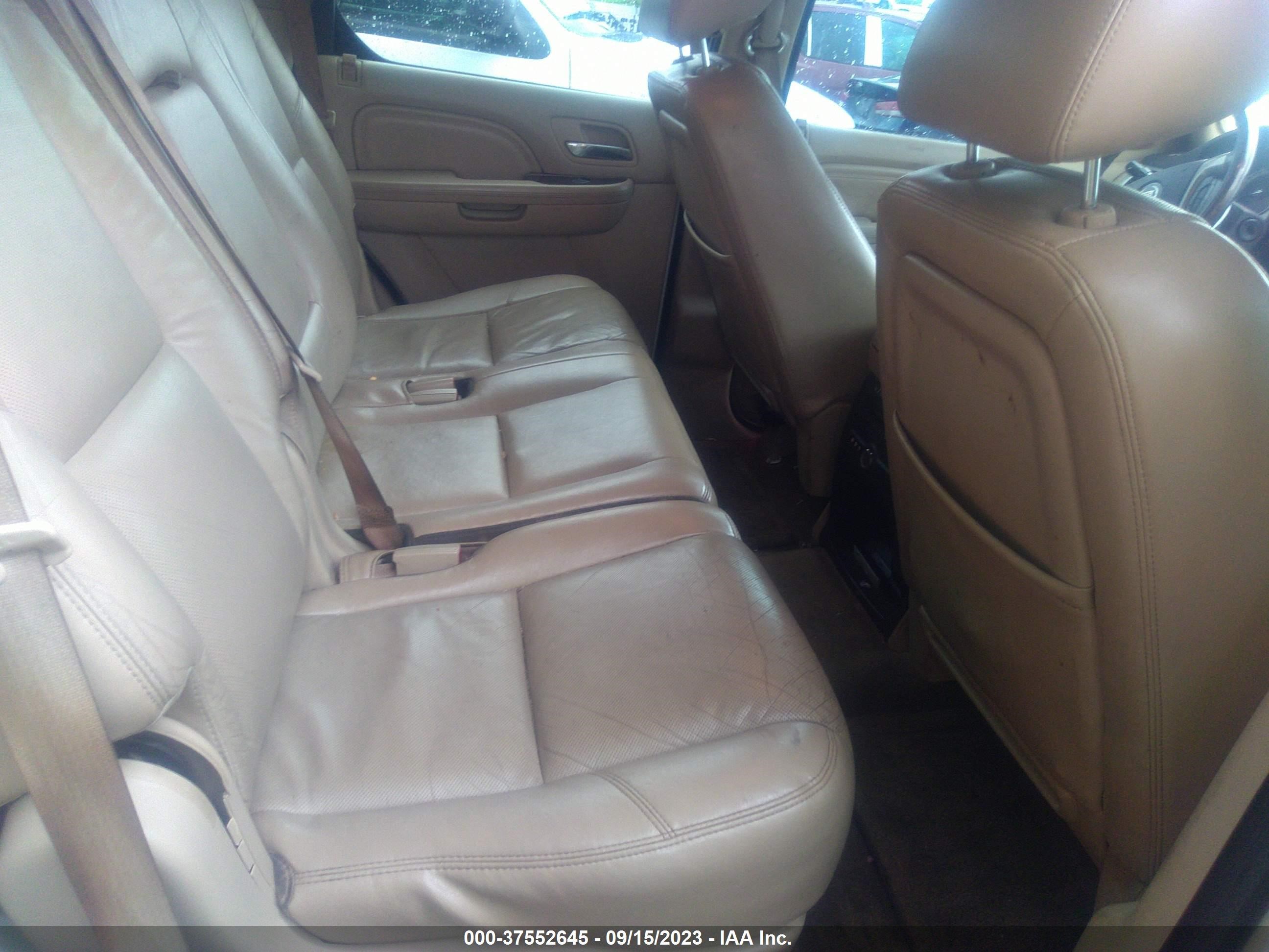 Photo 7 VIN: 1GYS4BEF1BR153419 - CADILLAC ESCALADE 