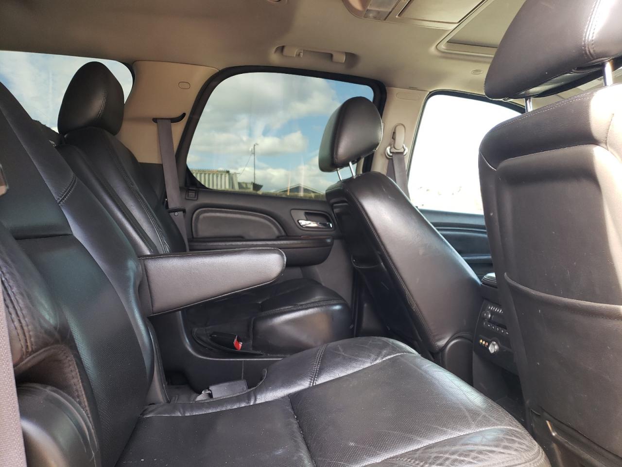 Photo 10 VIN: 1GYS4BEF8BR244168 - CADILLAC ESCALADE 