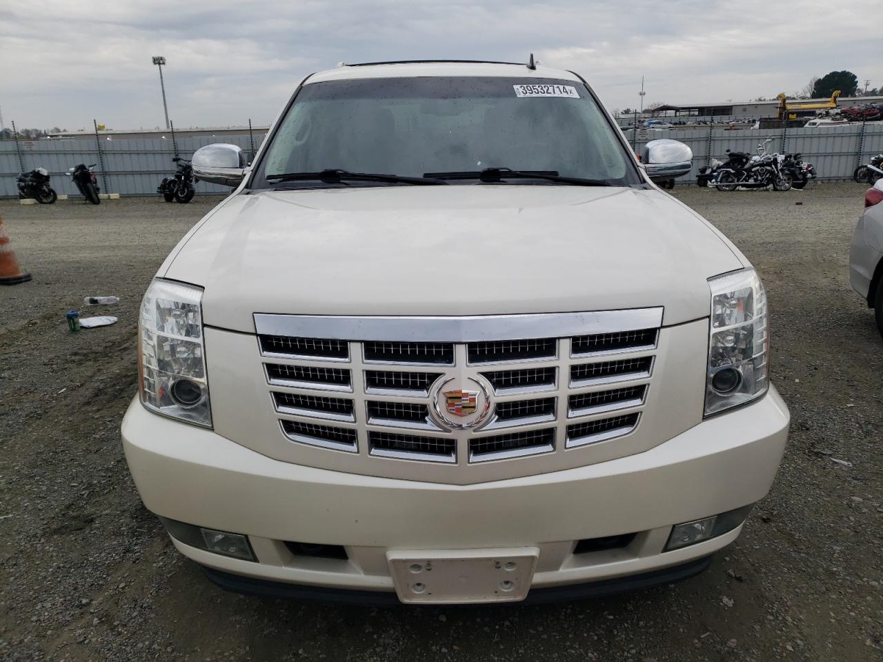 Photo 4 VIN: 1GYS4BEF8CR100959 - CADILLAC ESCALADE 