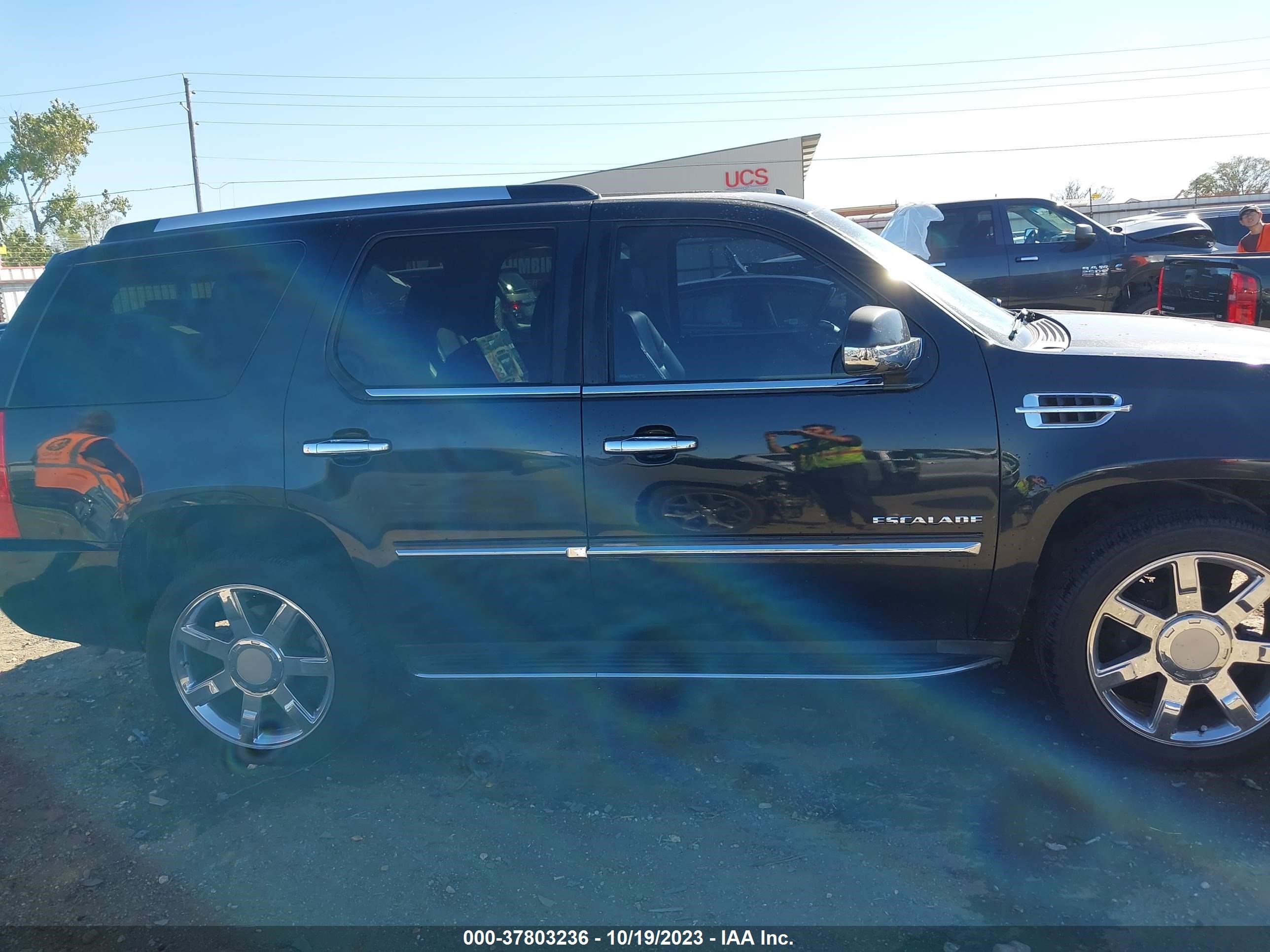 Photo 13 VIN: 1GYS4BEF9BR157377 - CADILLAC ESCALADE 