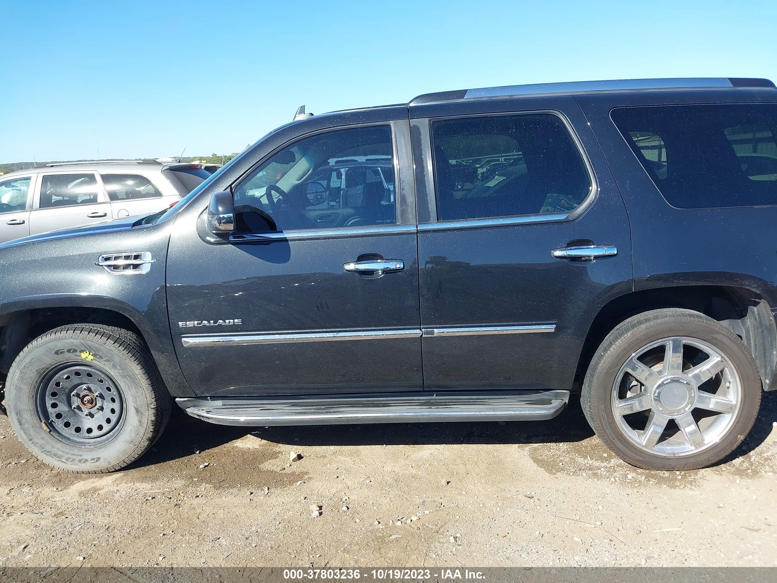 Photo 14 VIN: 1GYS4BEF9BR157377 - CADILLAC ESCALADE 