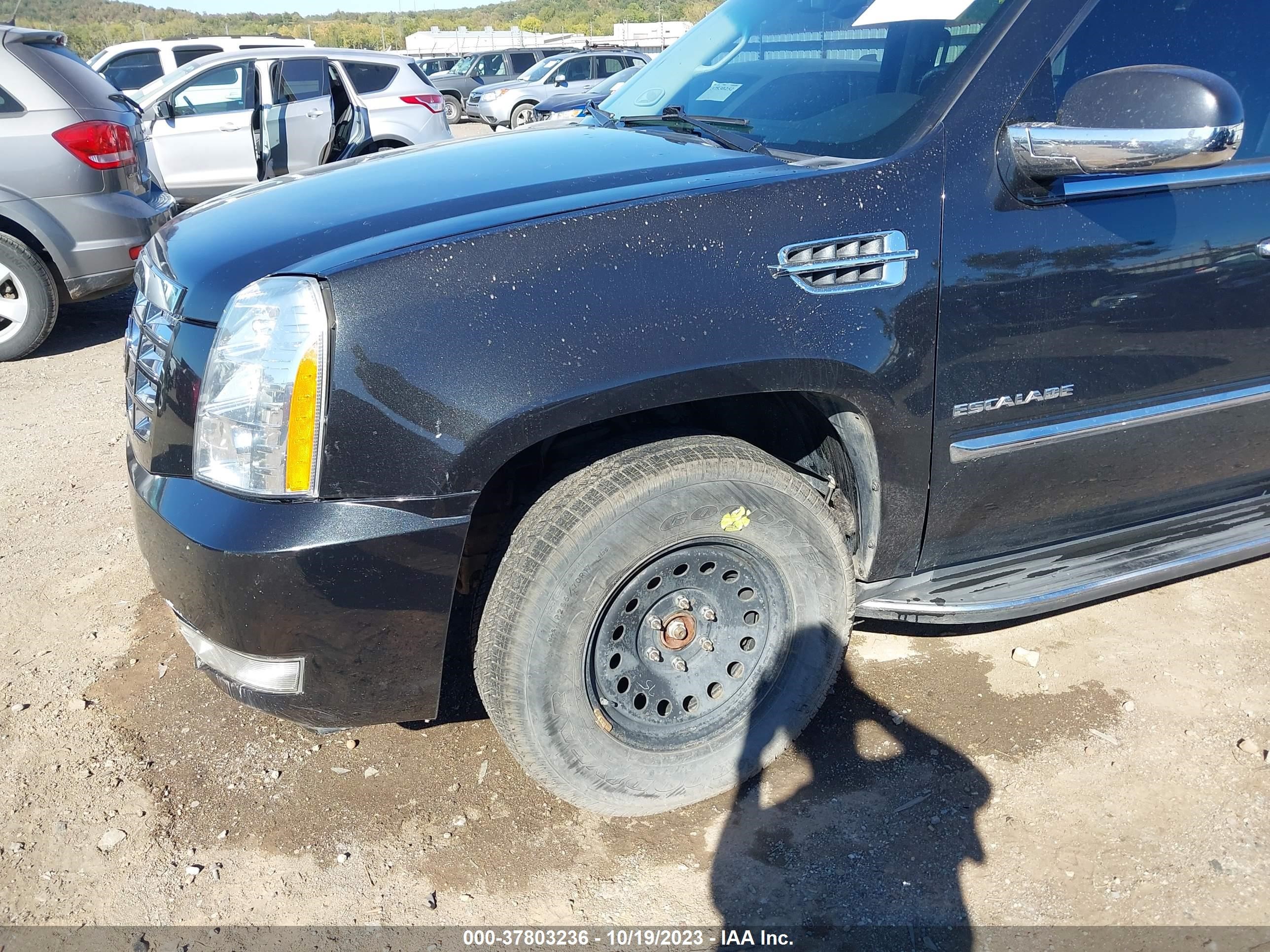 Photo 5 VIN: 1GYS4BEF9BR157377 - CADILLAC ESCALADE 