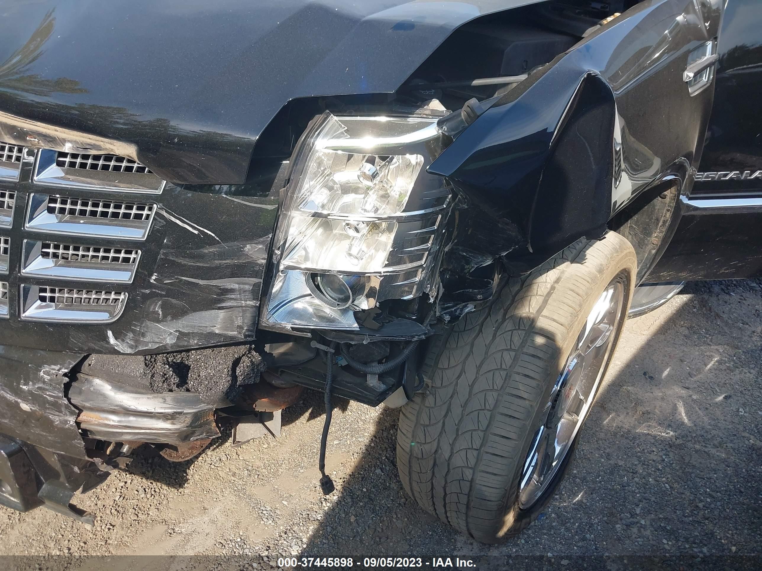 Photo 5 VIN: 1GYS4BEF9CR215361 - CADILLAC ESCALADE 