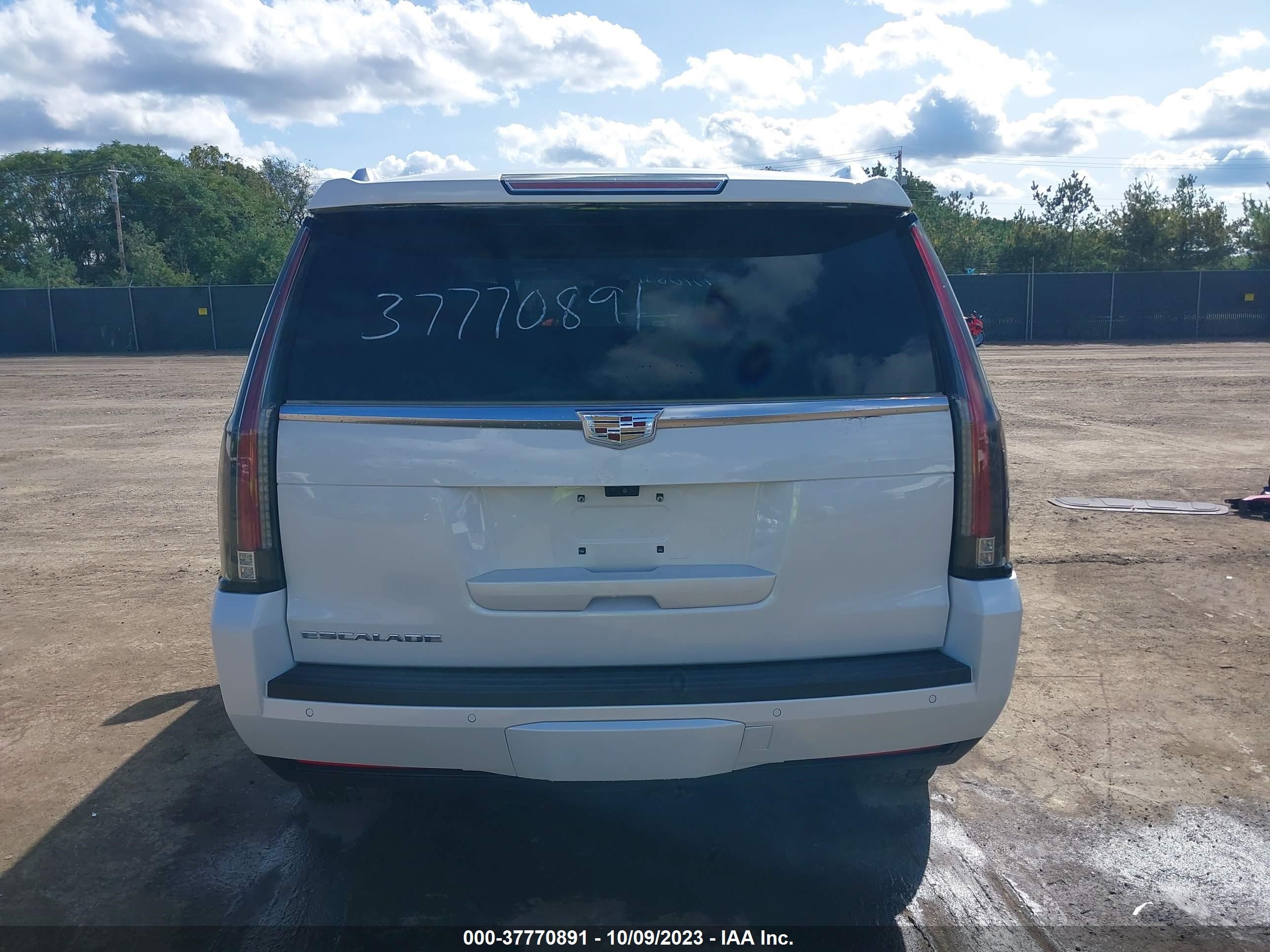 Photo 15 VIN: 1GYS4BKJ4JR172117 - CADILLAC ESCALADE 