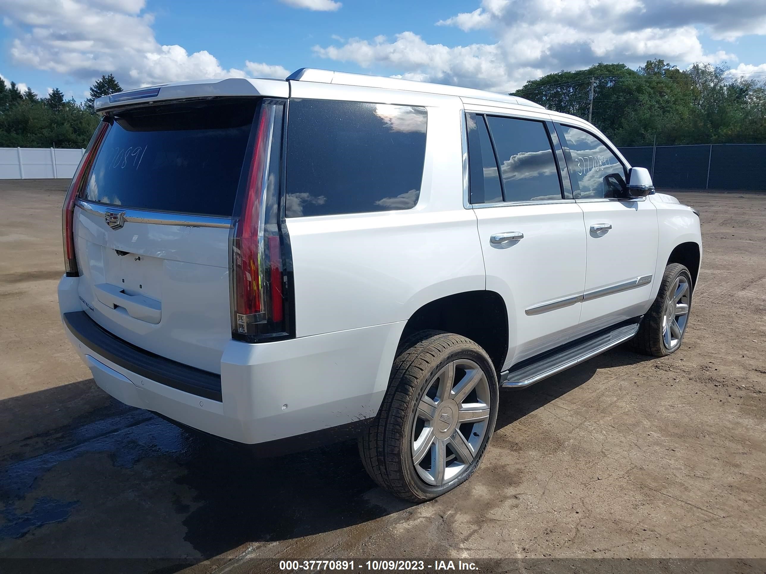 Photo 3 VIN: 1GYS4BKJ4JR172117 - CADILLAC ESCALADE 