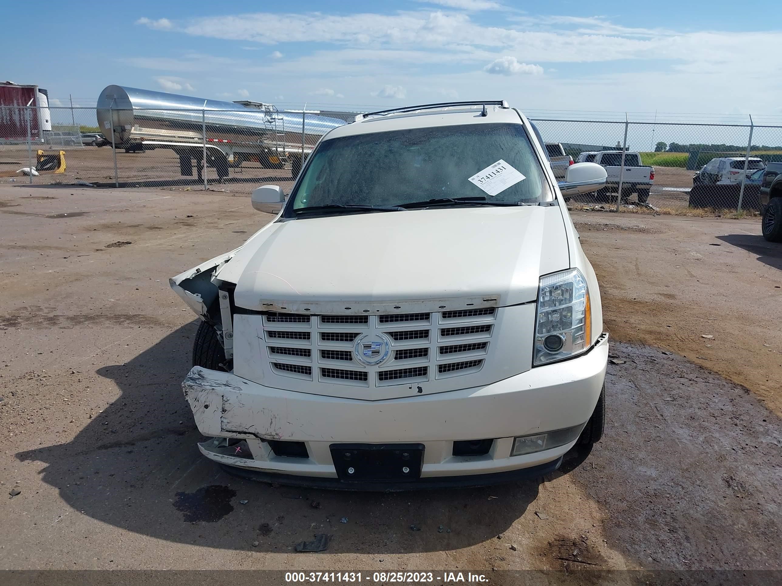 Photo 11 VIN: 1GYS4CEF0BR368750 - CADILLAC ESCALADE 