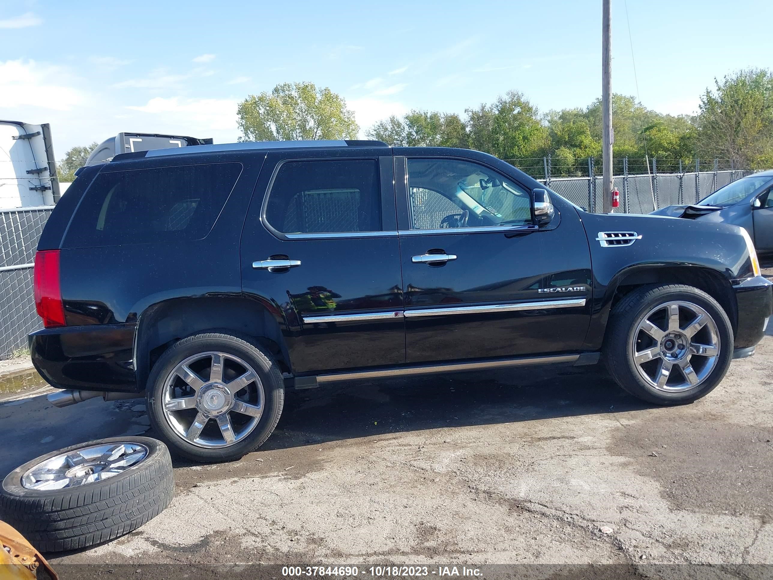 Photo 13 VIN: 1GYS4CEF1BR185518 - CADILLAC ESCALADE 