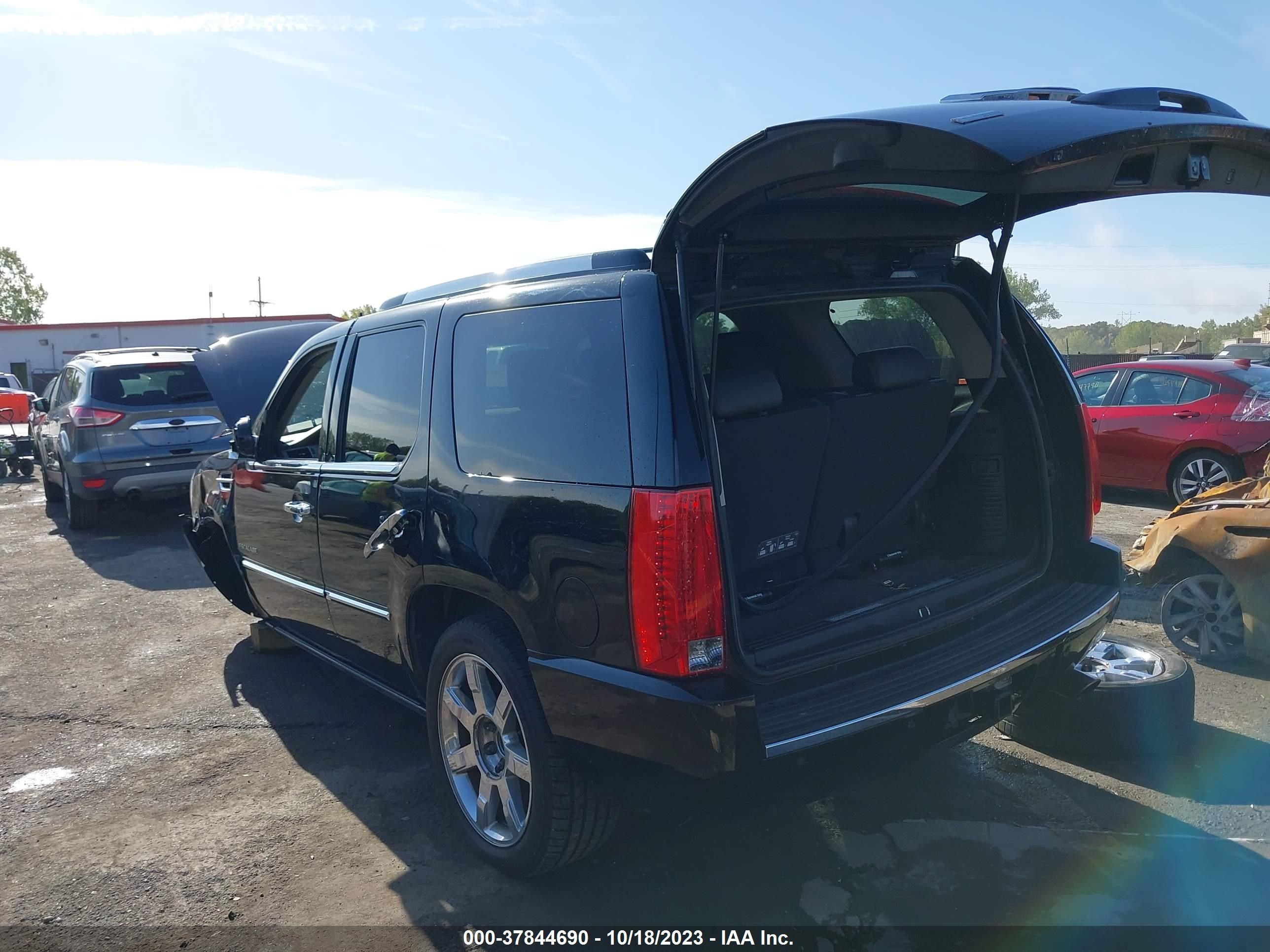 Photo 2 VIN: 1GYS4CEF1BR185518 - CADILLAC ESCALADE 