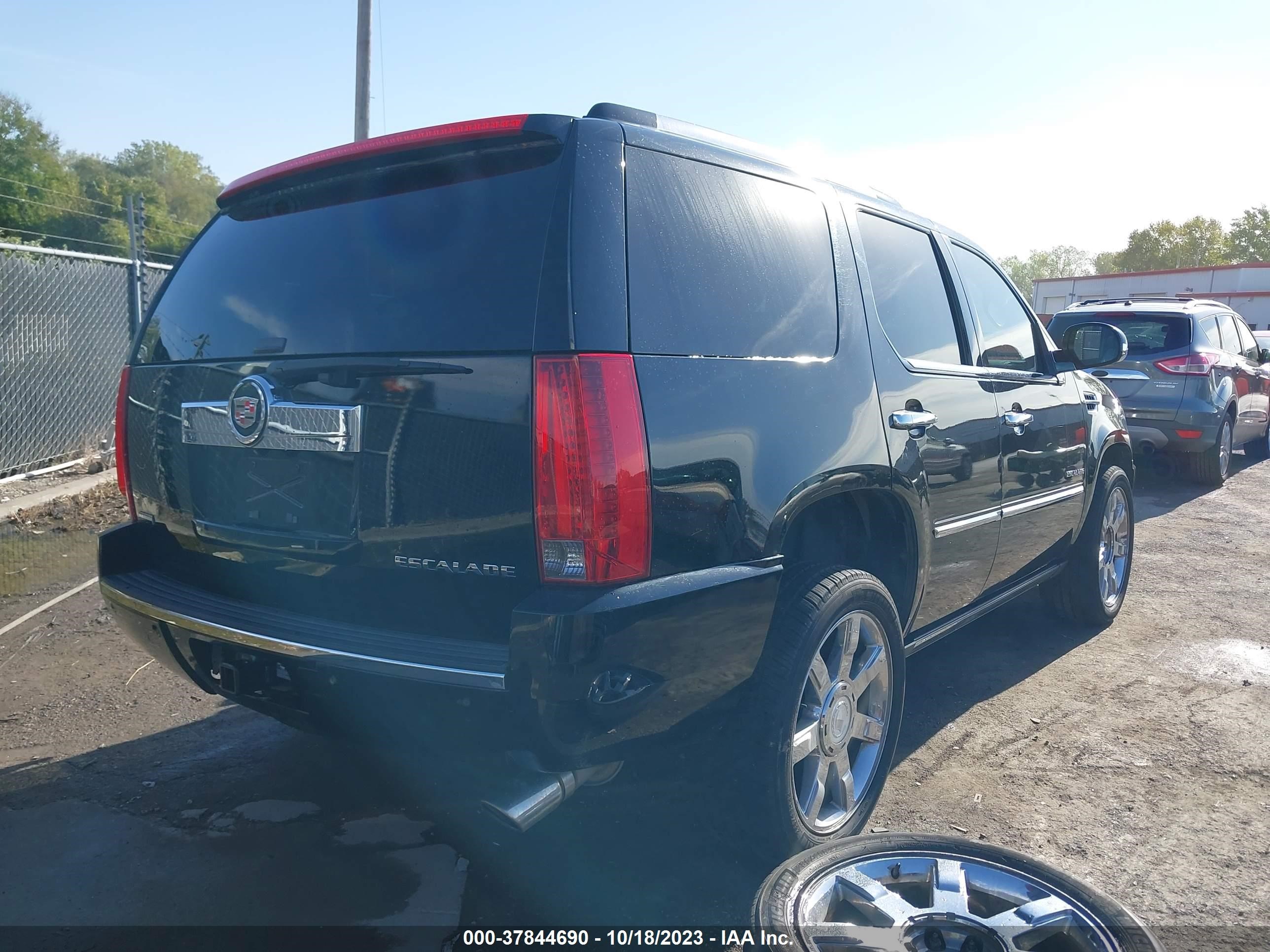 Photo 3 VIN: 1GYS4CEF1BR185518 - CADILLAC ESCALADE 