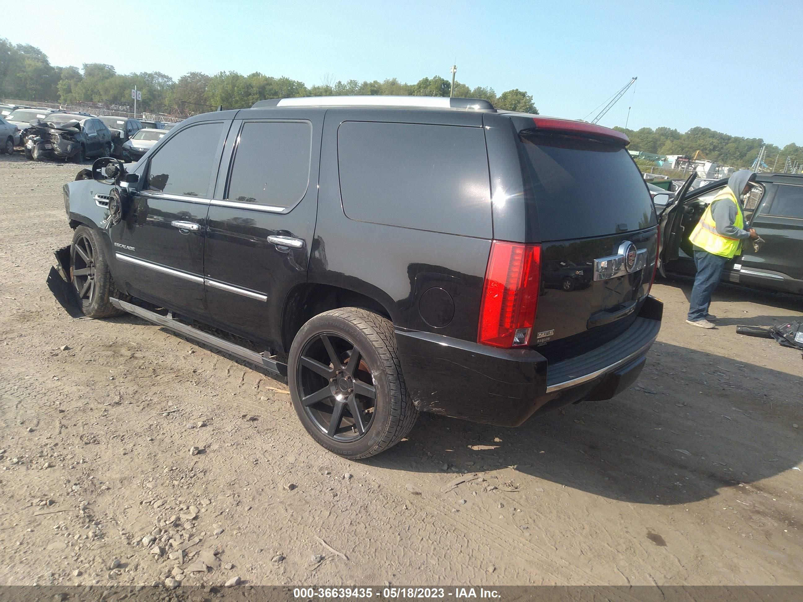 Photo 2 VIN: 1GYS4CEF2BR170610 - CADILLAC ESCALADE 