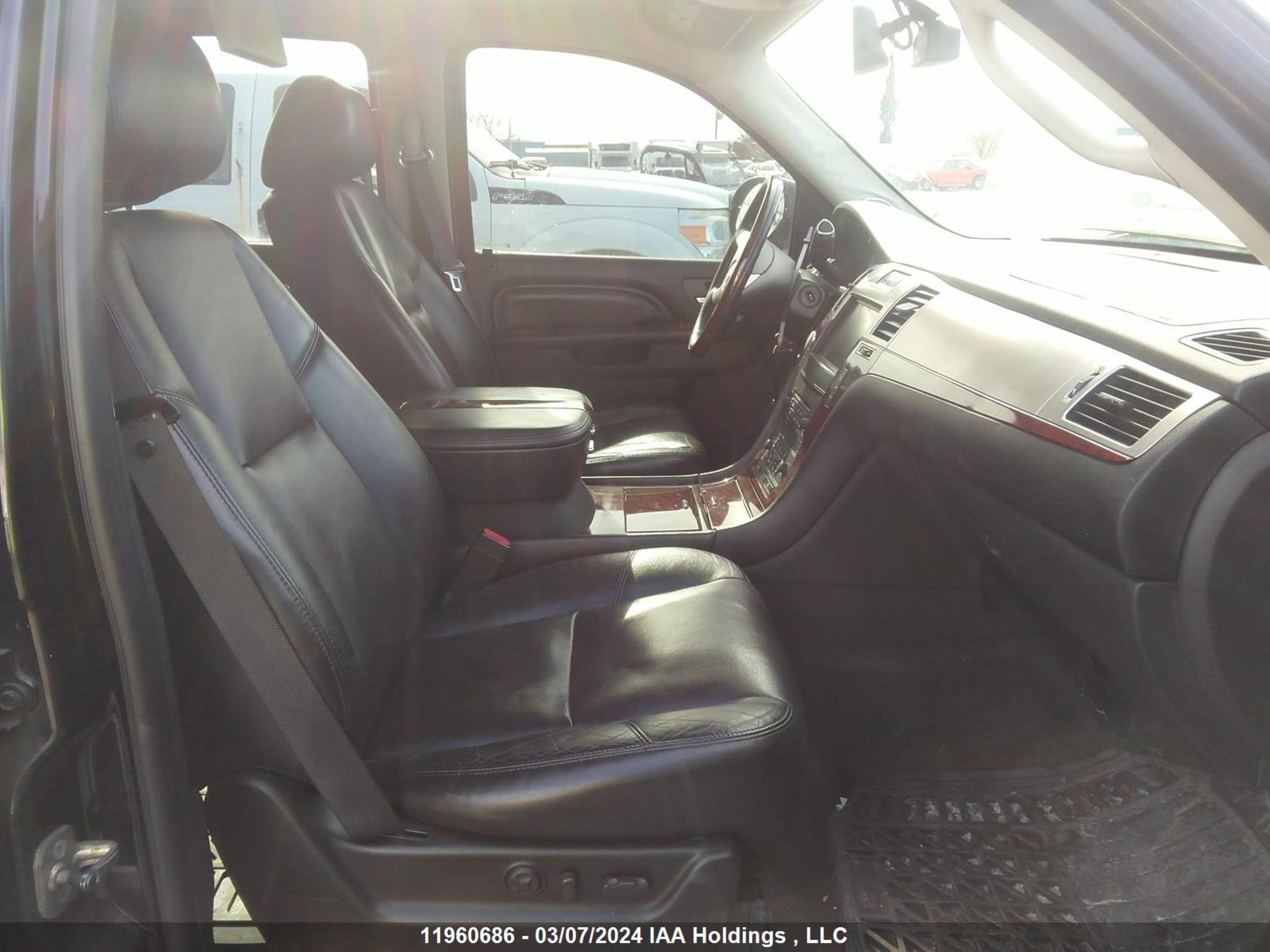 Photo 4 VIN: 1GYS4CEF8BR157070 - CADILLAC ESCALADE 