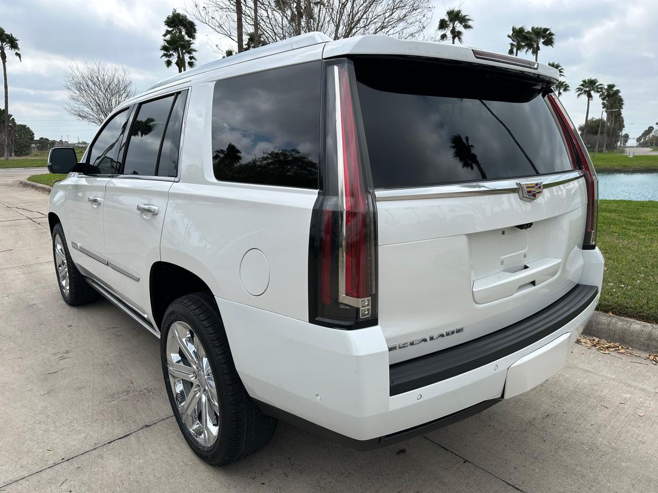 Photo 2 VIN: 1GYS4DKJ4LR285936 - CADILLAC ESCALADE 