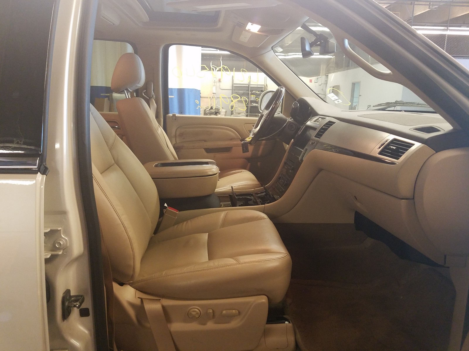 Photo 4 VIN: 1GYS4HEF1CR130663 - CADILLAC ESCALADE E 