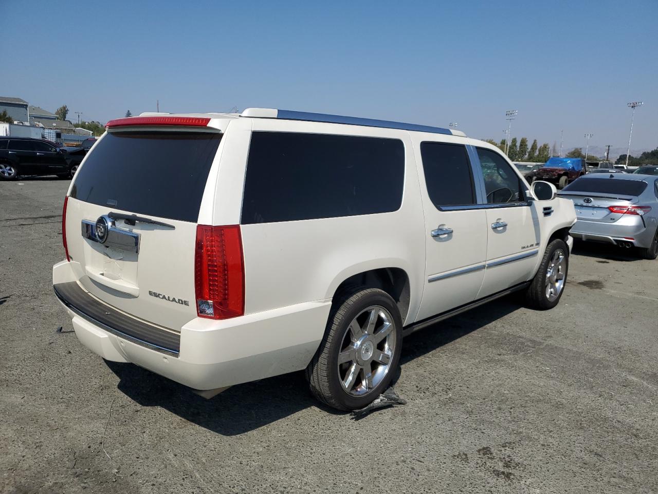 Photo 2 VIN: 1GYS4JEF1BR318198 - CADILLAC ESCALADE 