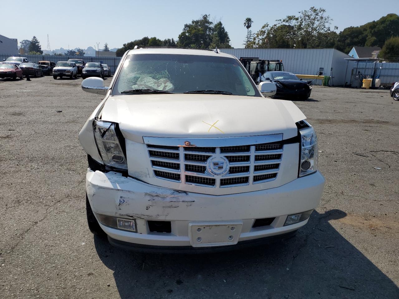 Photo 4 VIN: 1GYS4JEF1BR318198 - CADILLAC ESCALADE 