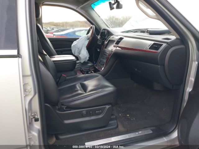 Photo 4 VIN: 1GYS4JEF2BR126126 - CADILLAC ESCALADE ESV 