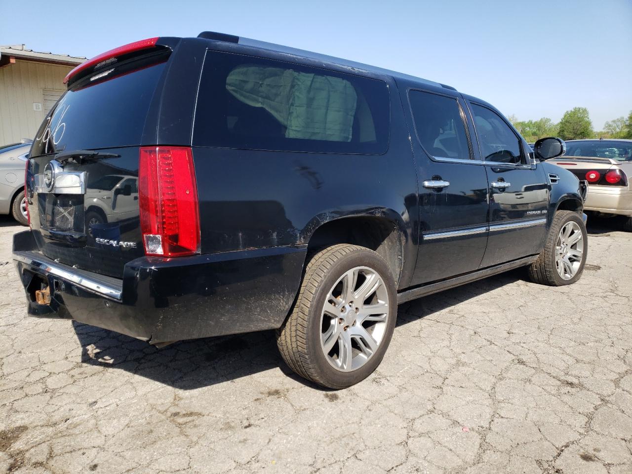 Photo 2 VIN: 1GYS4JEF2BR331624 - CADILLAC ESCALADE 