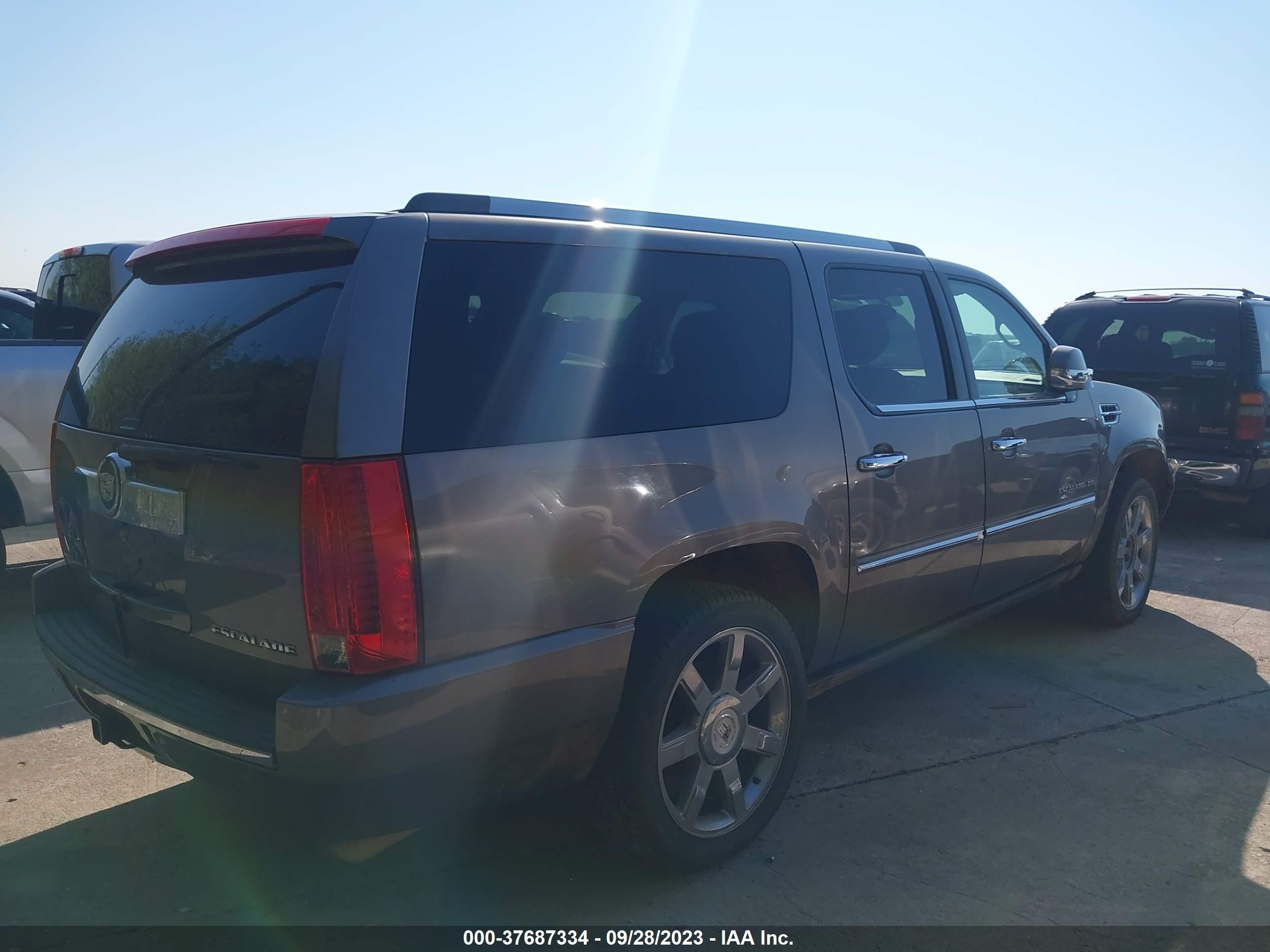 Photo 3 VIN: 1GYS4JEF4BR196825 - CADILLAC ESCALADE 