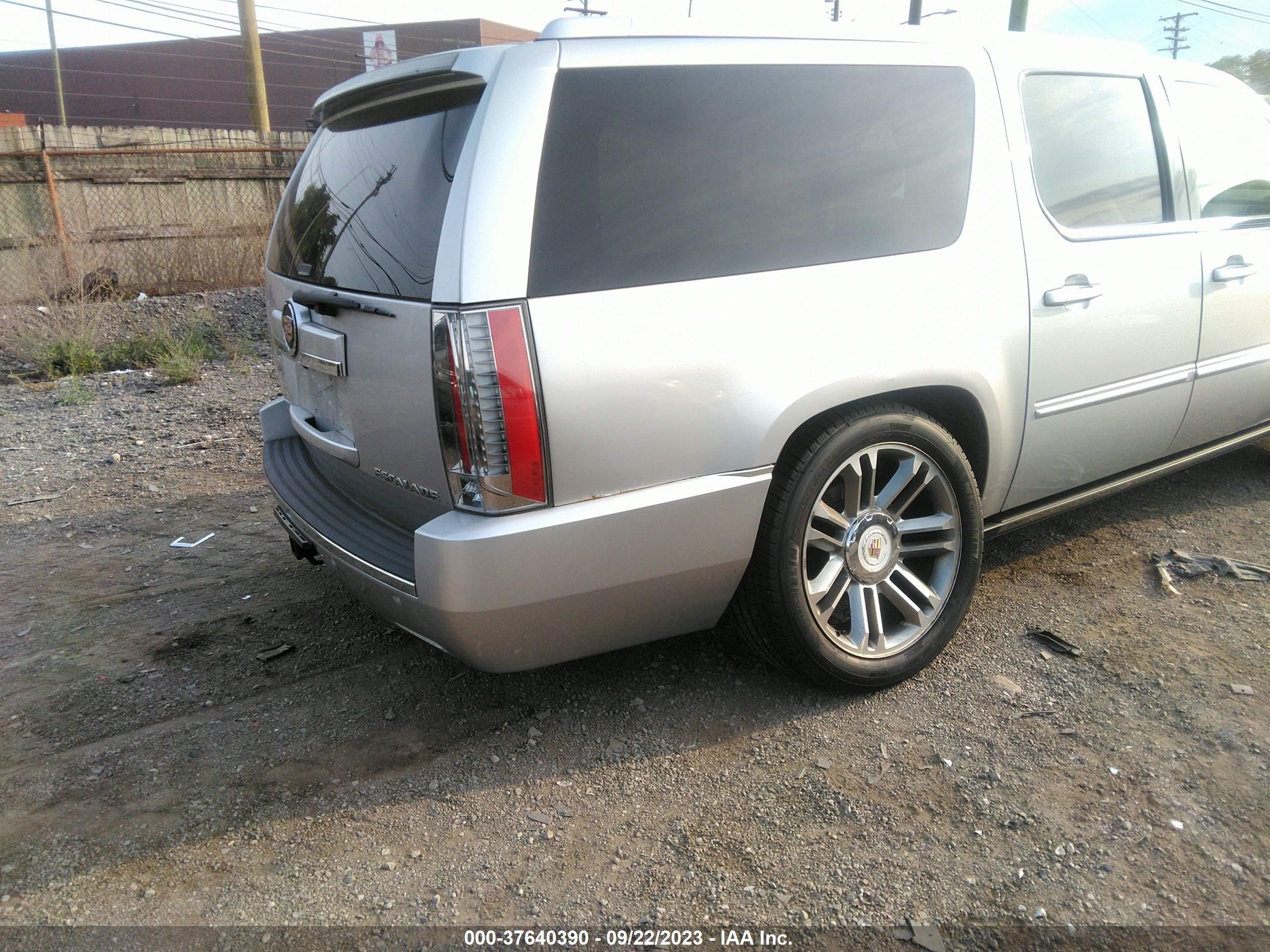 Photo 3 VIN: 1GYS4JEFXER126444 - CADILLAC ESCALADE 