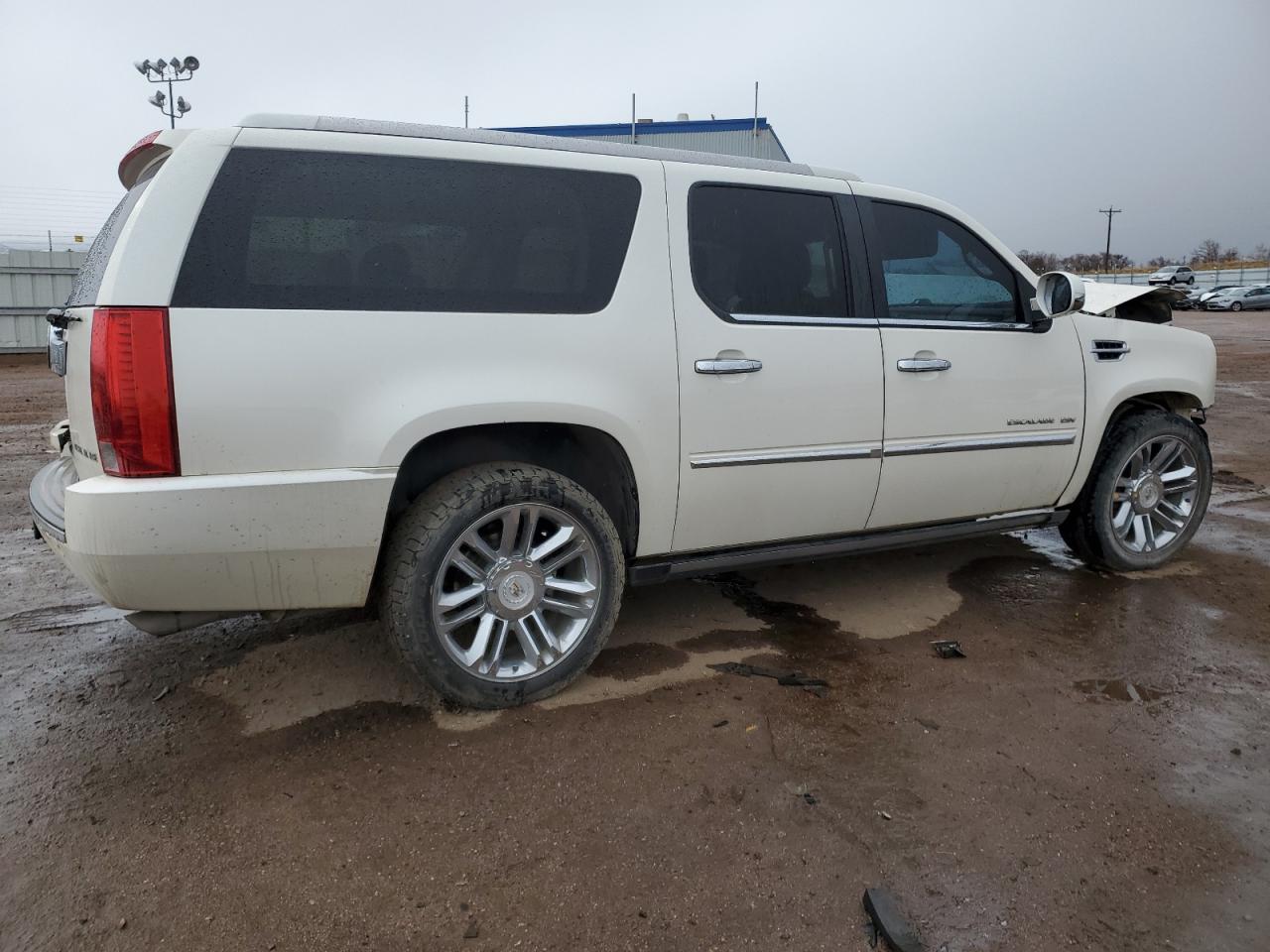 Photo 2 VIN: 1GYS4KEF2BR247258 - CADILLAC ESCALADE 