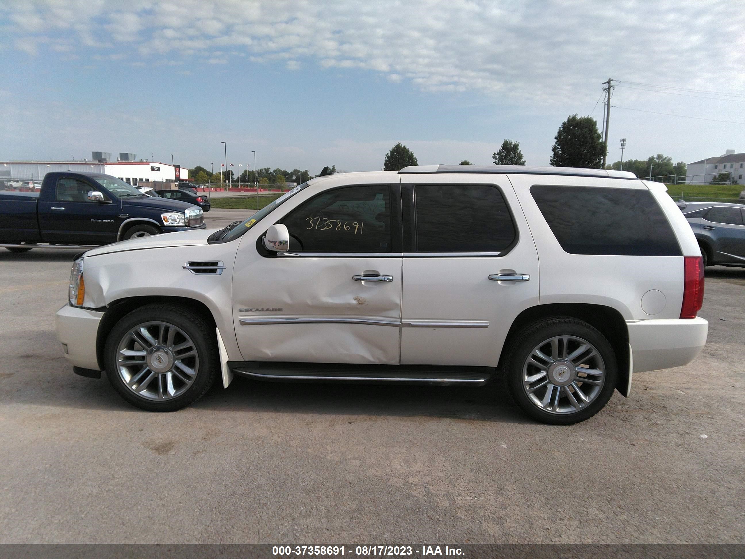 Photo 13 VIN: 1GYUKBEF2AR276644 - CADILLAC ESCALADE 