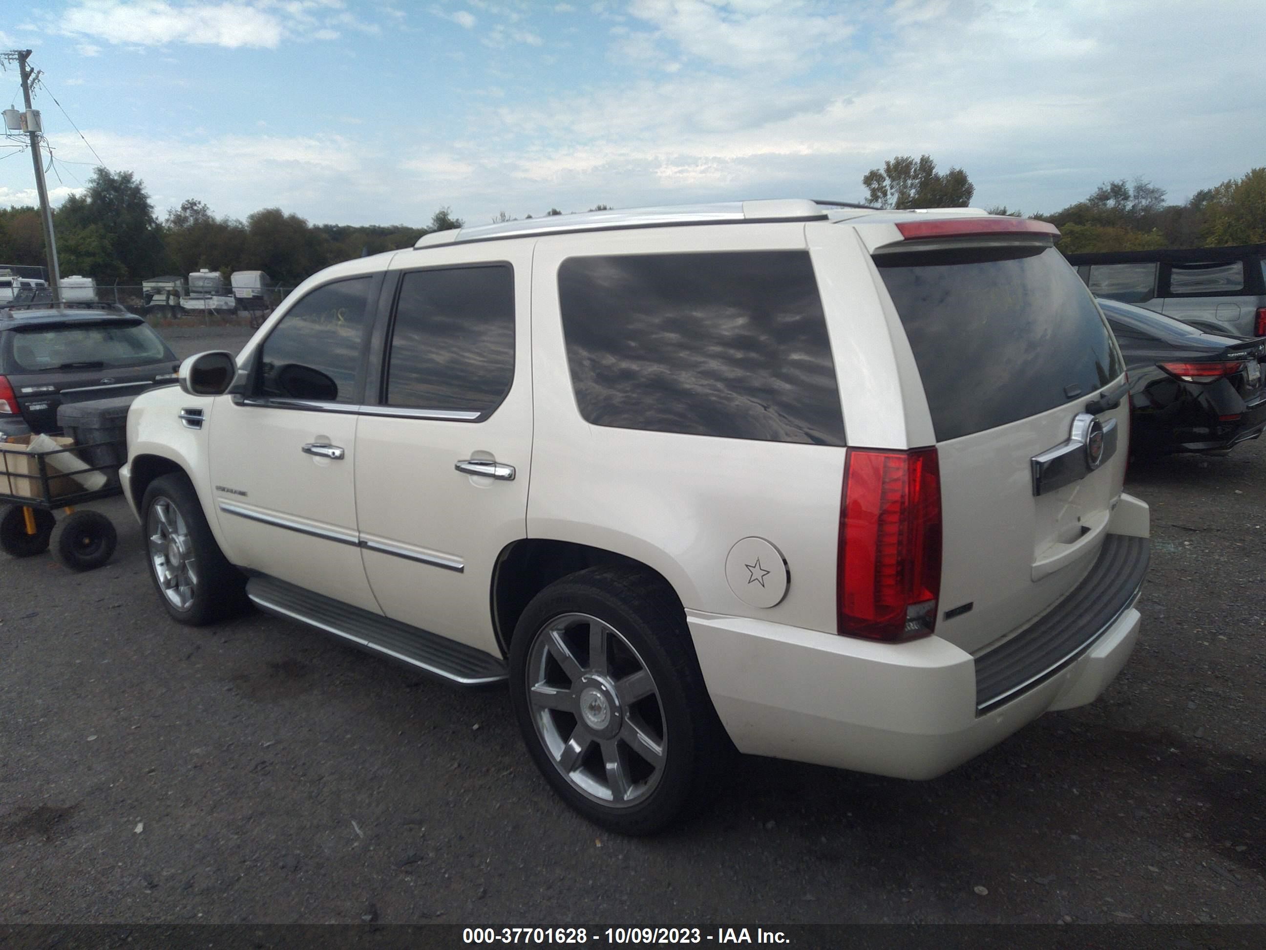 Photo 2 VIN: 1GYUKBEF5AR147832 - CADILLAC ESCALADE 