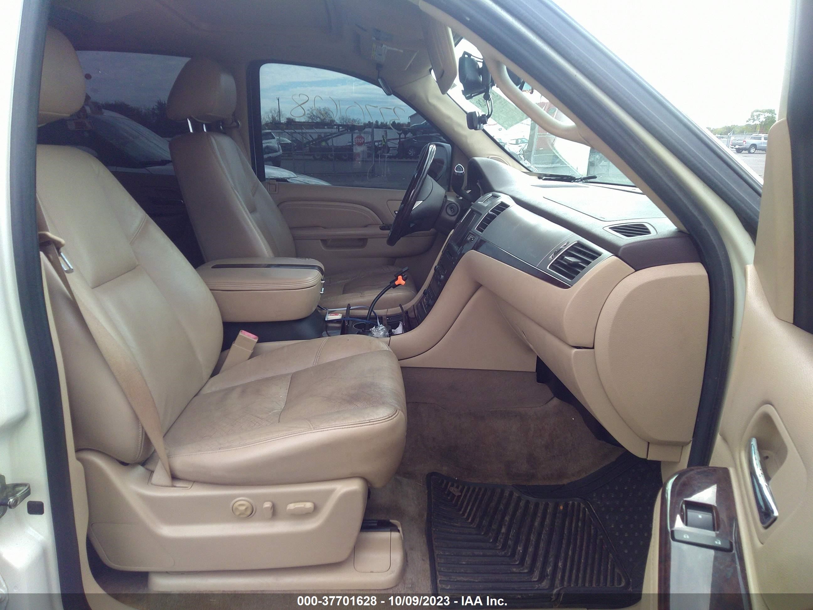 Photo 4 VIN: 1GYUKBEF5AR147832 - CADILLAC ESCALADE 