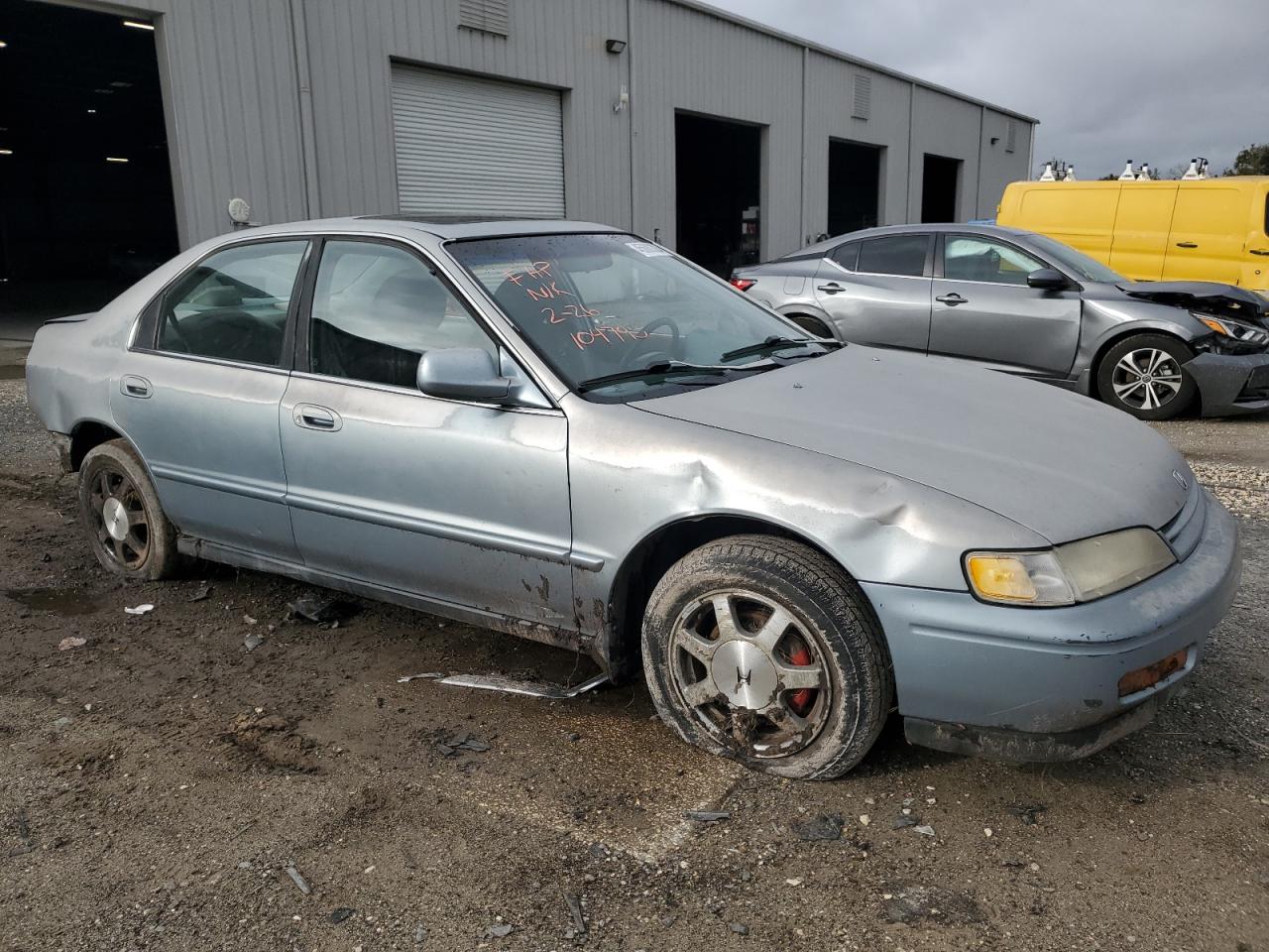 Photo 3 VIN: 1HGCD5567RA104795 - HONDA ACCORD 