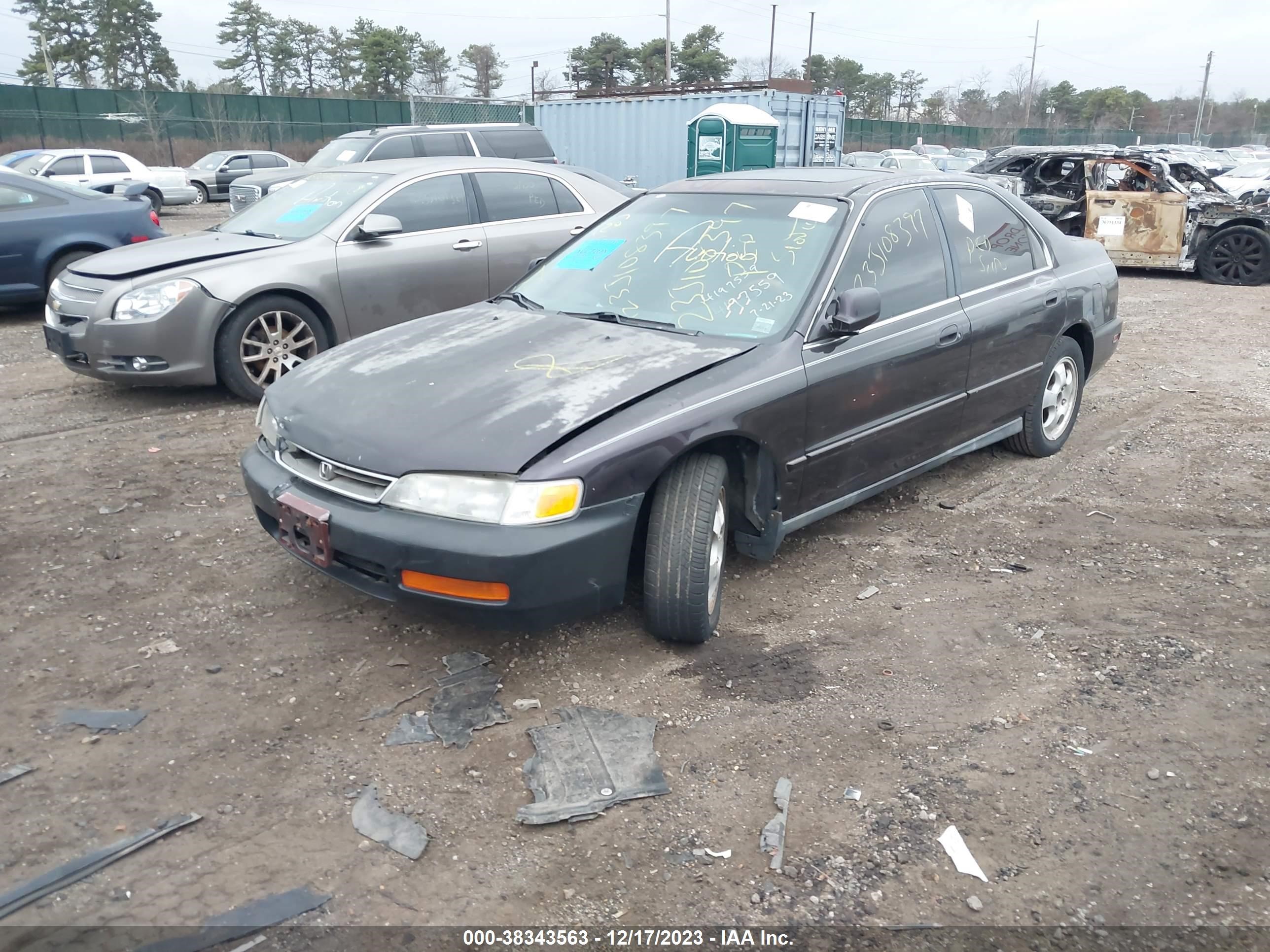 Photo 1 VIN: 1HGCD5602VA154427 - HONDA ACCORD 