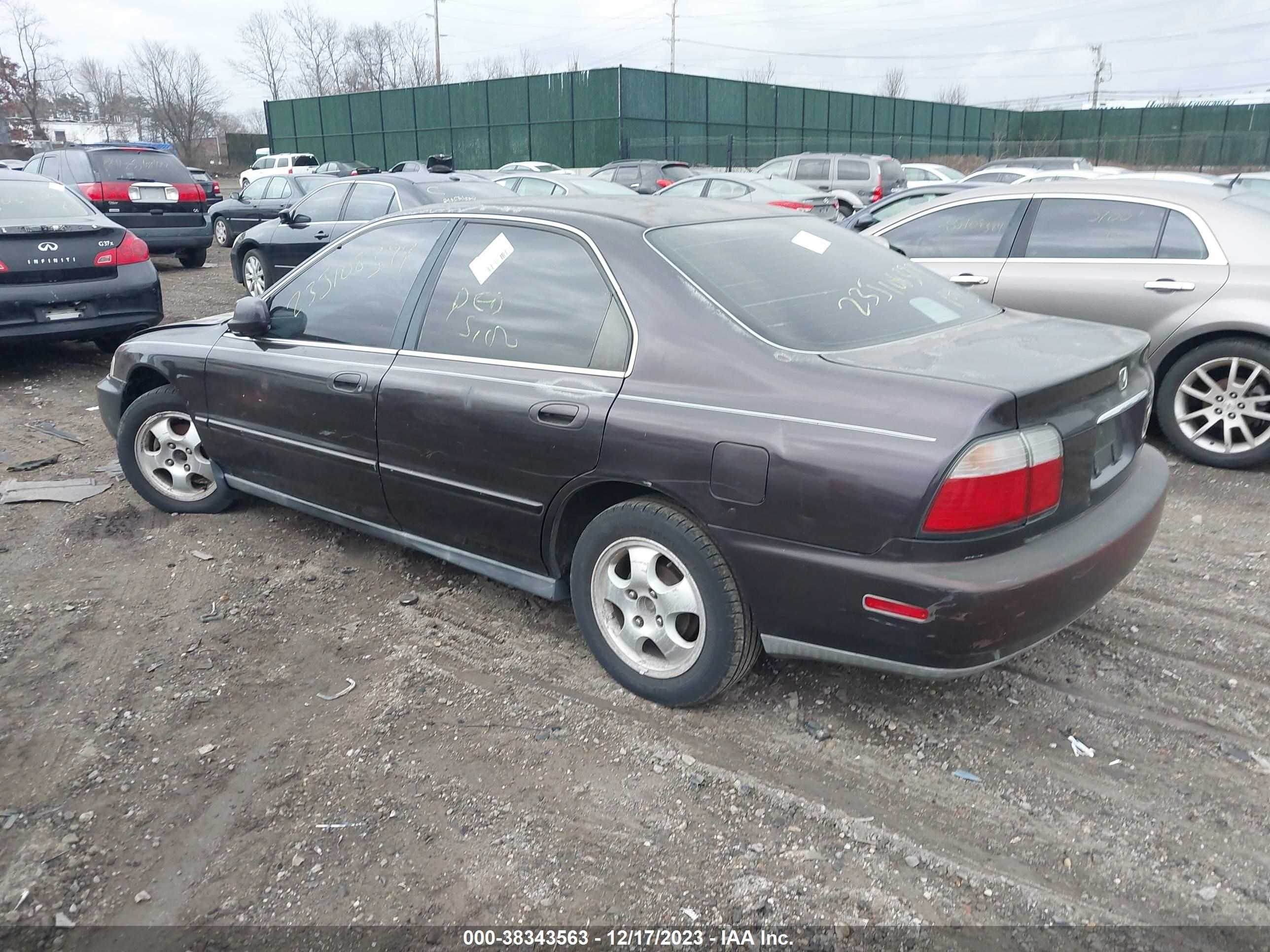 Photo 2 VIN: 1HGCD5602VA154427 - HONDA ACCORD 