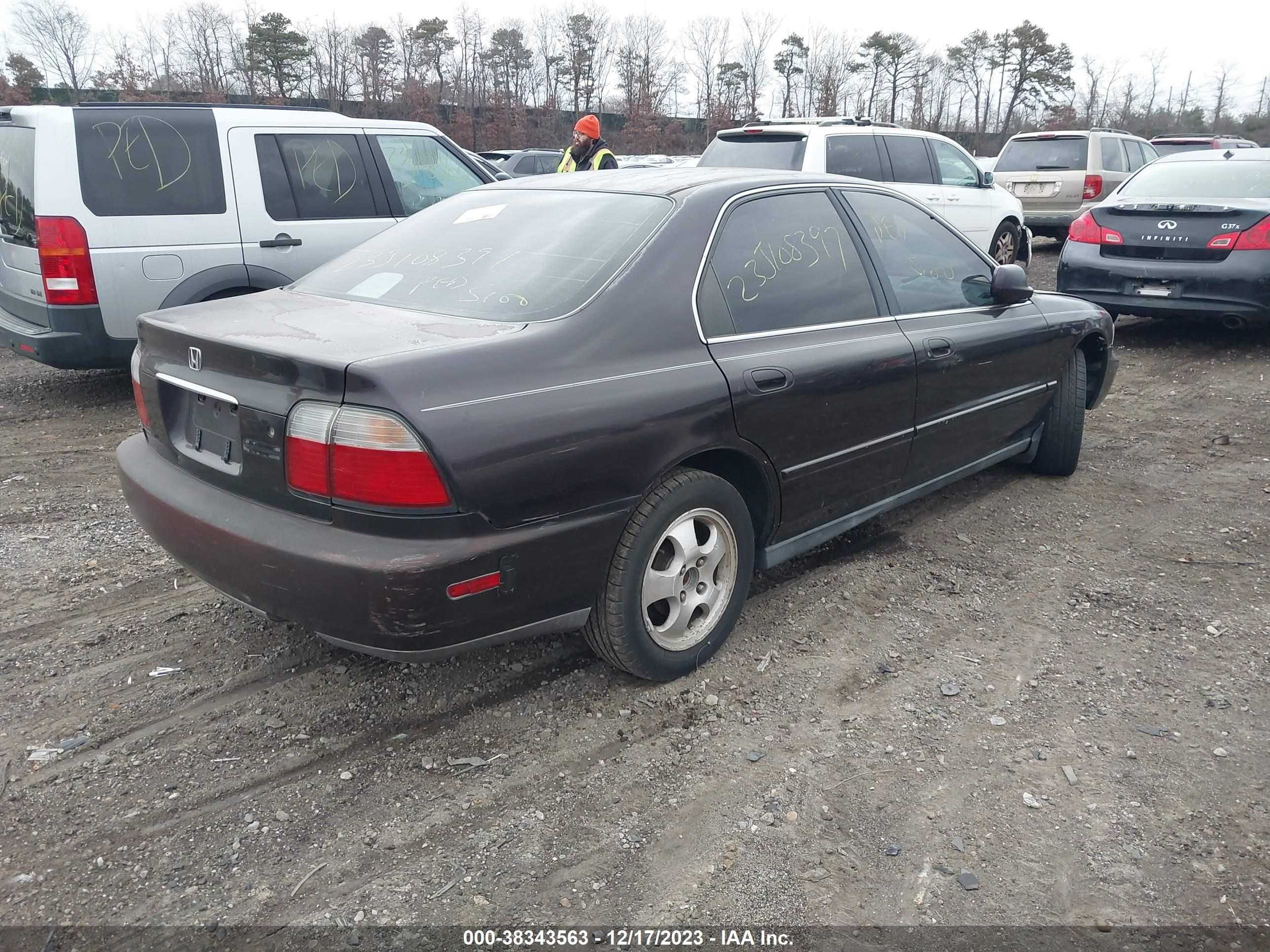 Photo 3 VIN: 1HGCD5602VA154427 - HONDA ACCORD 