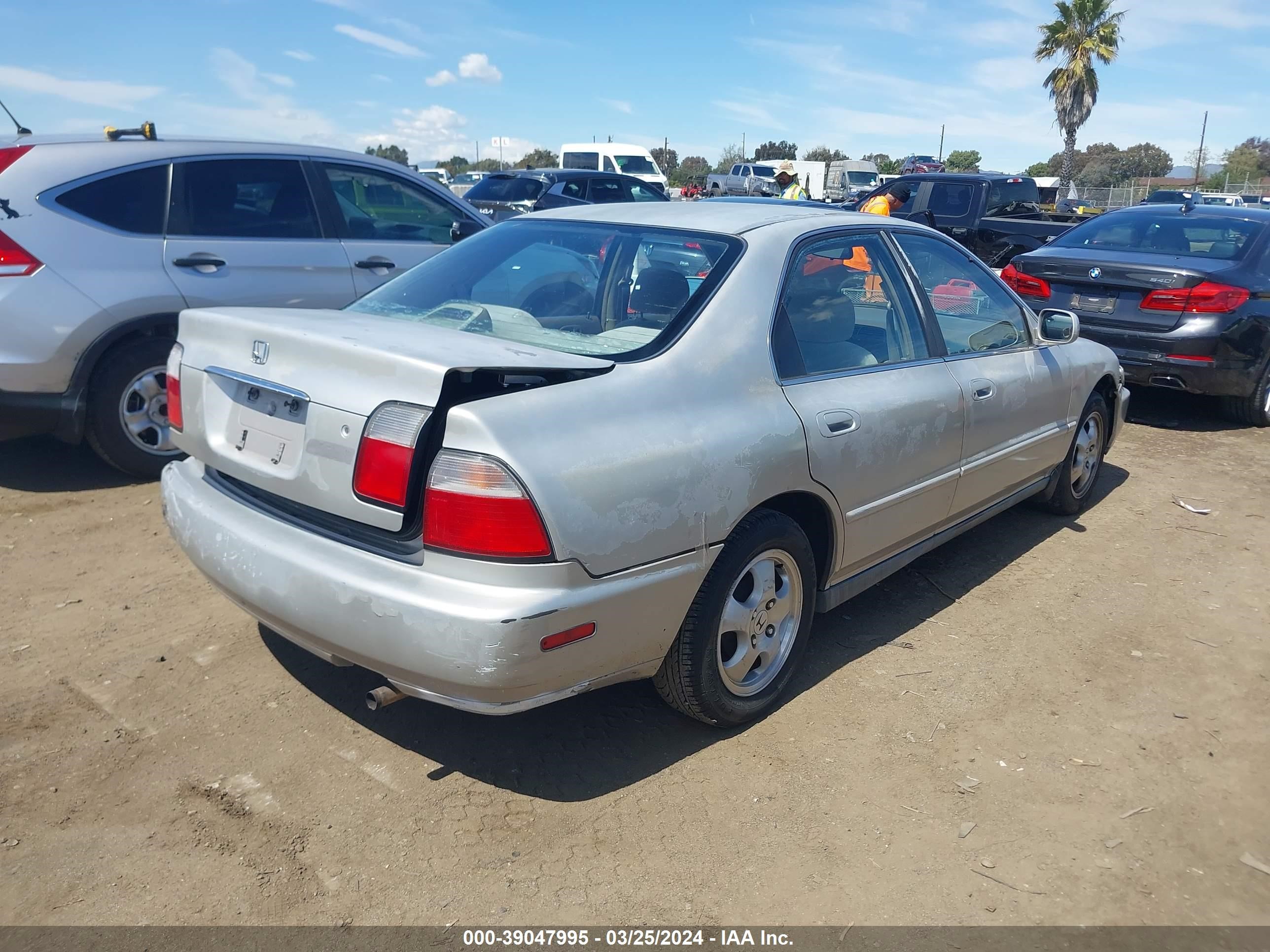 Photo 3 VIN: 1HGCD5607VA043405 - HONDA ACCORD 