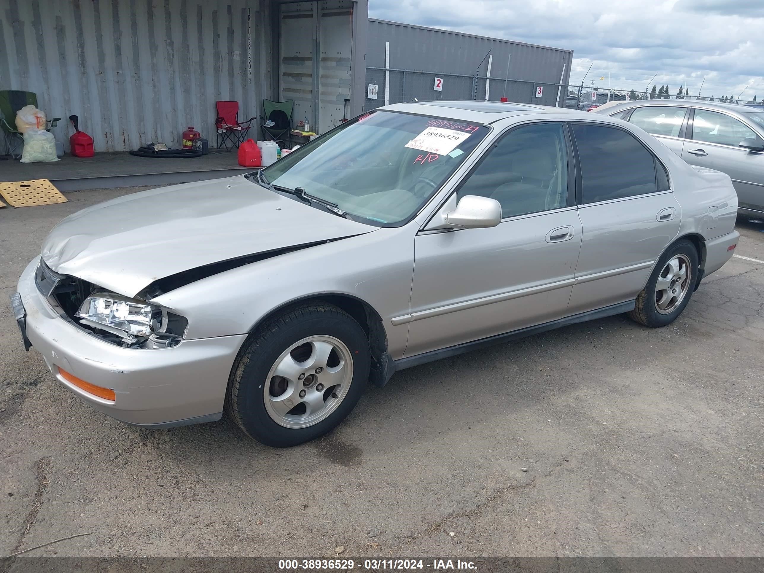 Photo 1 VIN: 1HGCD5608VA147000 - HONDA ACCORD 