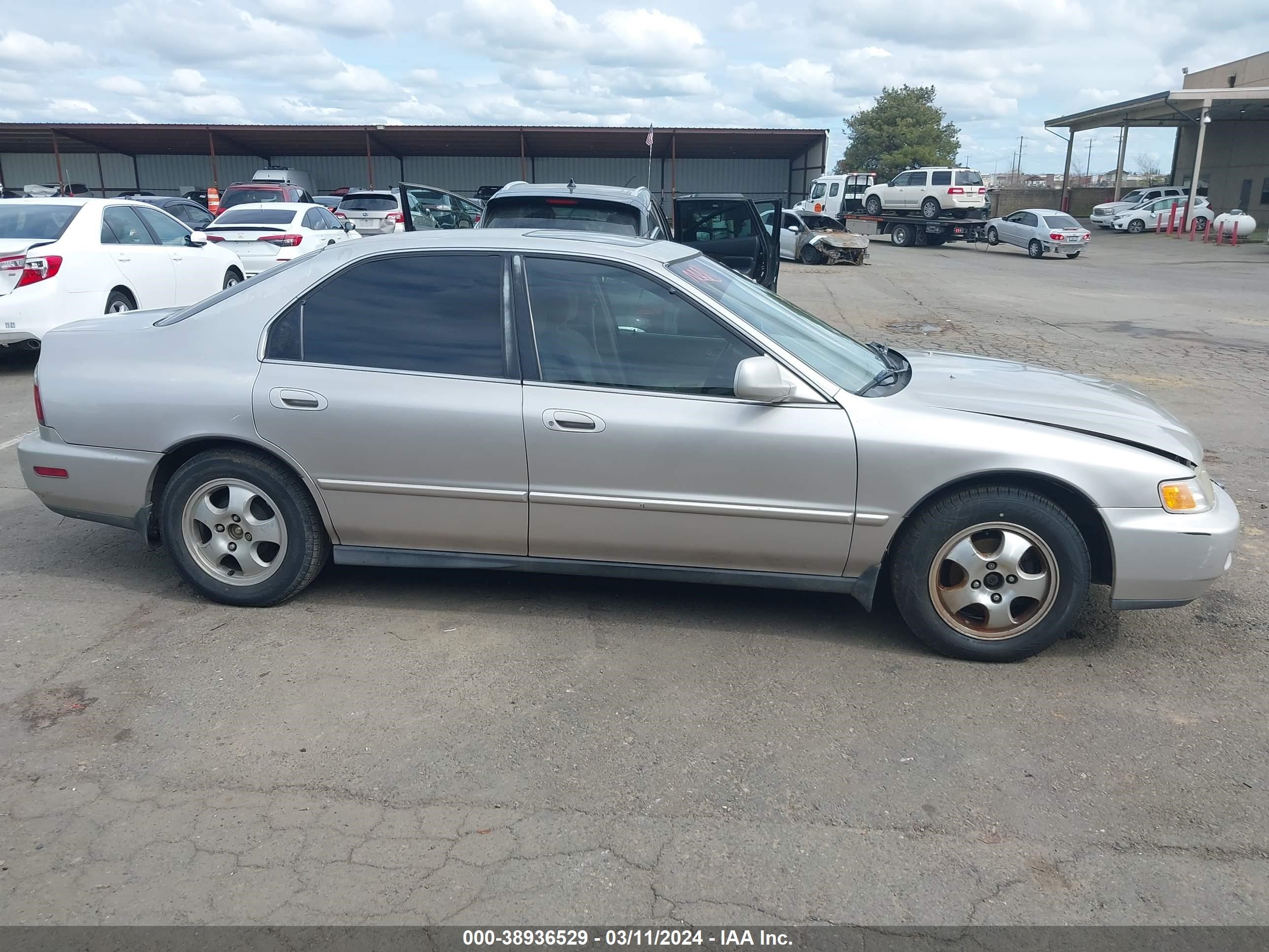 Photo 12 VIN: 1HGCD5608VA147000 - HONDA ACCORD 