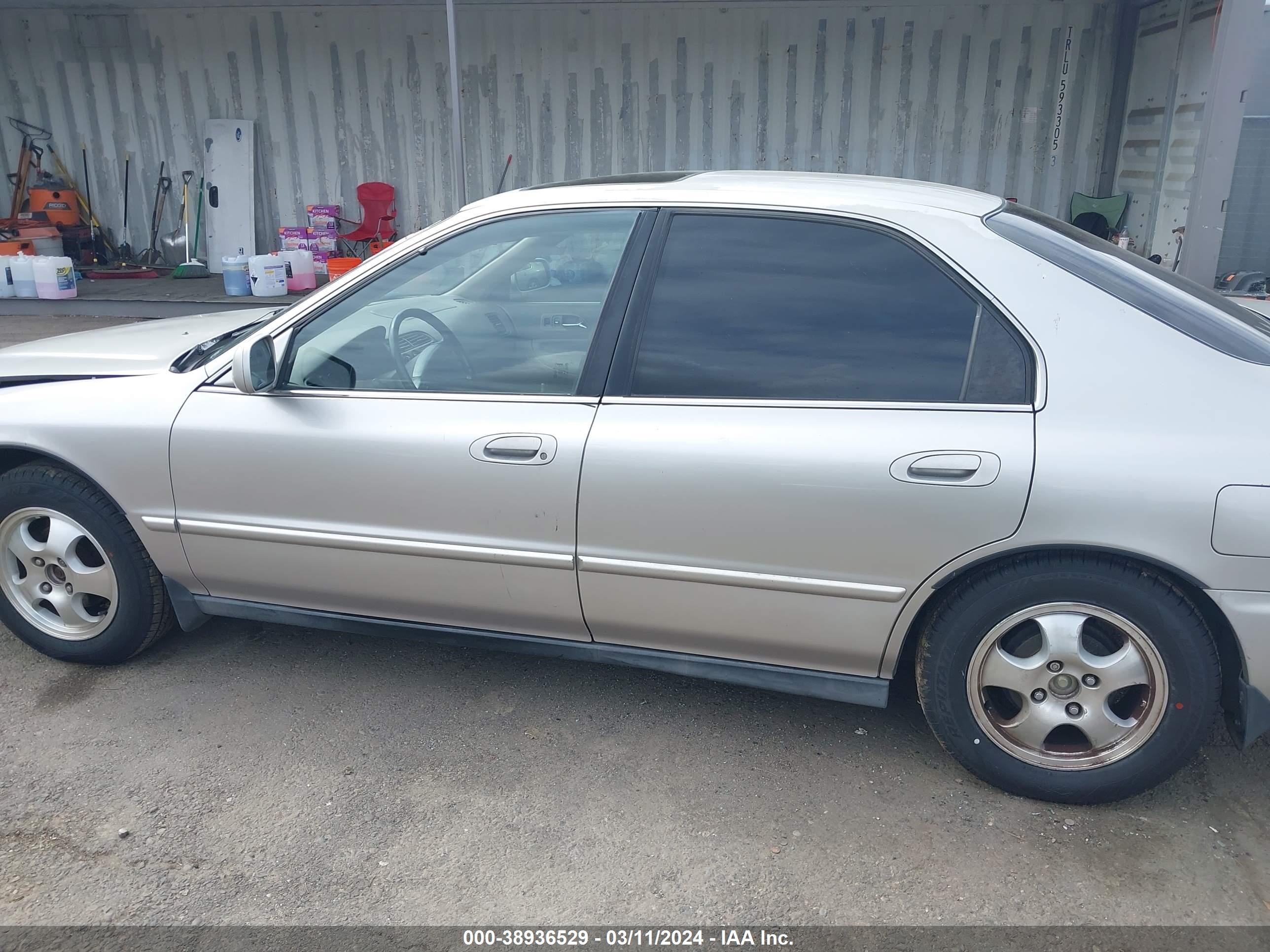 Photo 13 VIN: 1HGCD5608VA147000 - HONDA ACCORD 