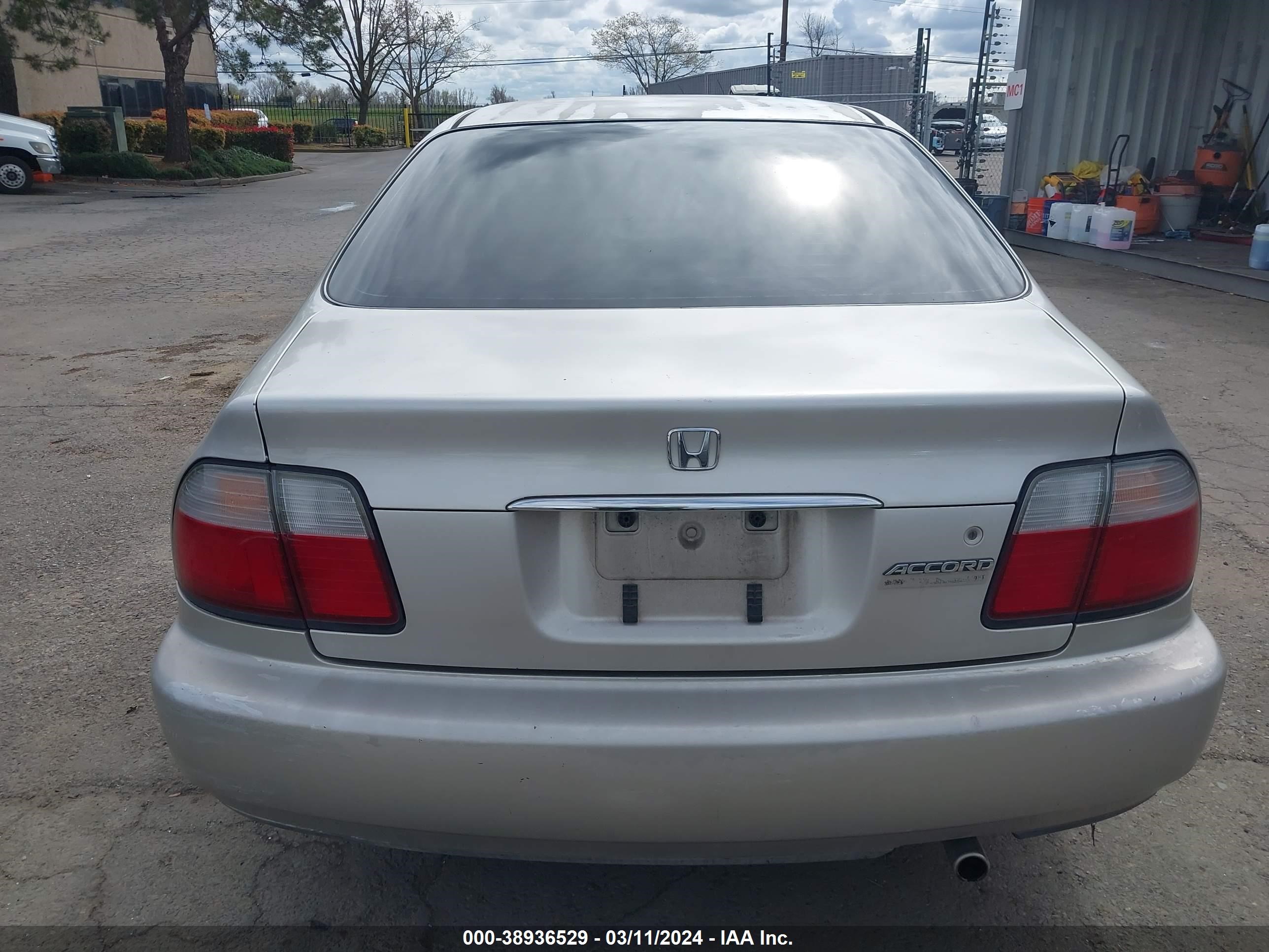 Photo 15 VIN: 1HGCD5608VA147000 - HONDA ACCORD 