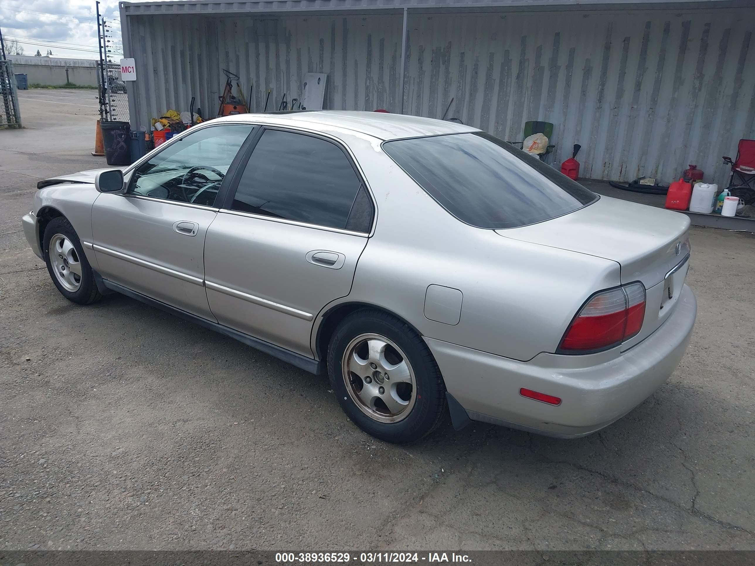 Photo 2 VIN: 1HGCD5608VA147000 - HONDA ACCORD 