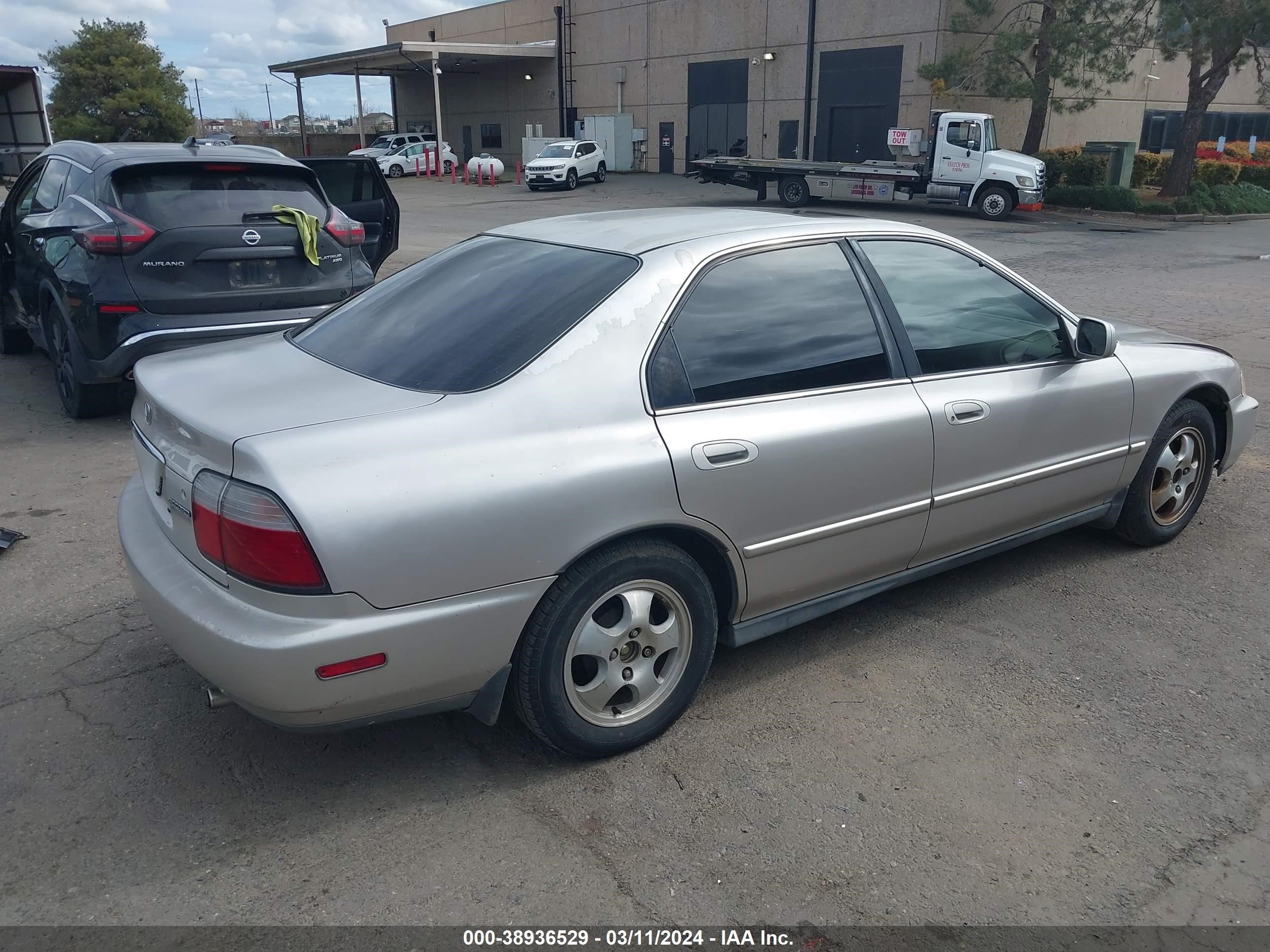 Photo 3 VIN: 1HGCD5608VA147000 - HONDA ACCORD 