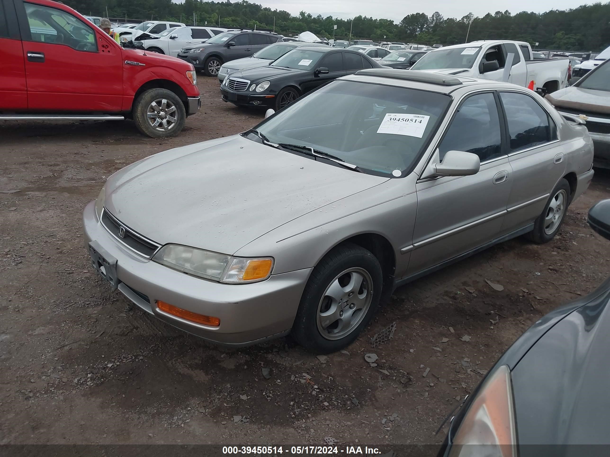 Photo 1 VIN: 1HGCD5609VA247977 - HONDA ACCORD 