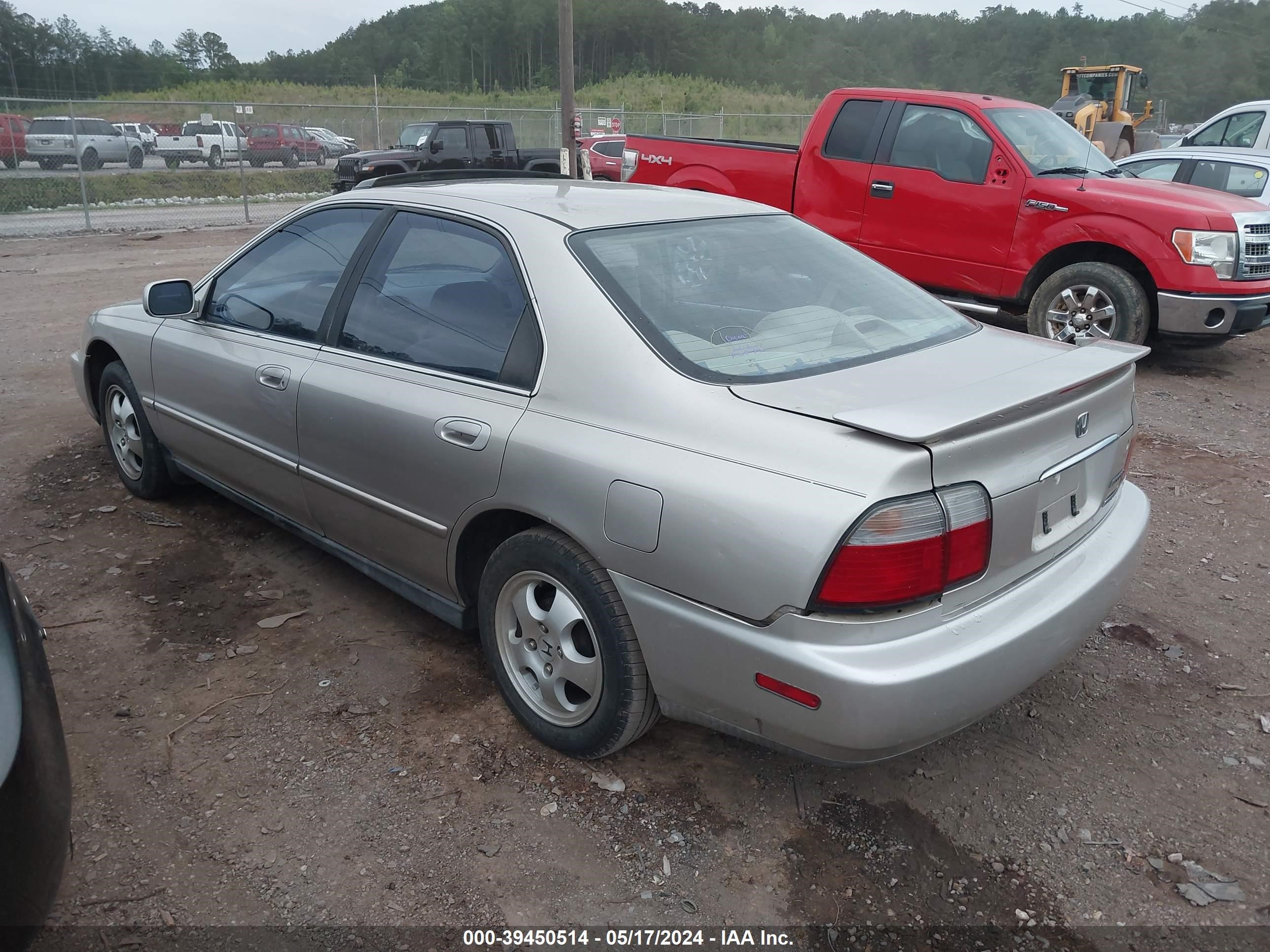 Photo 2 VIN: 1HGCD5609VA247977 - HONDA ACCORD 