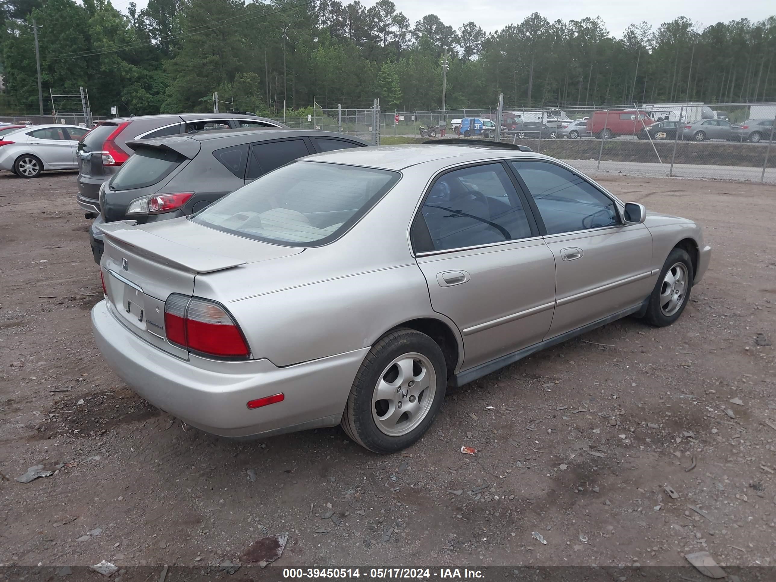 Photo 3 VIN: 1HGCD5609VA247977 - HONDA ACCORD 