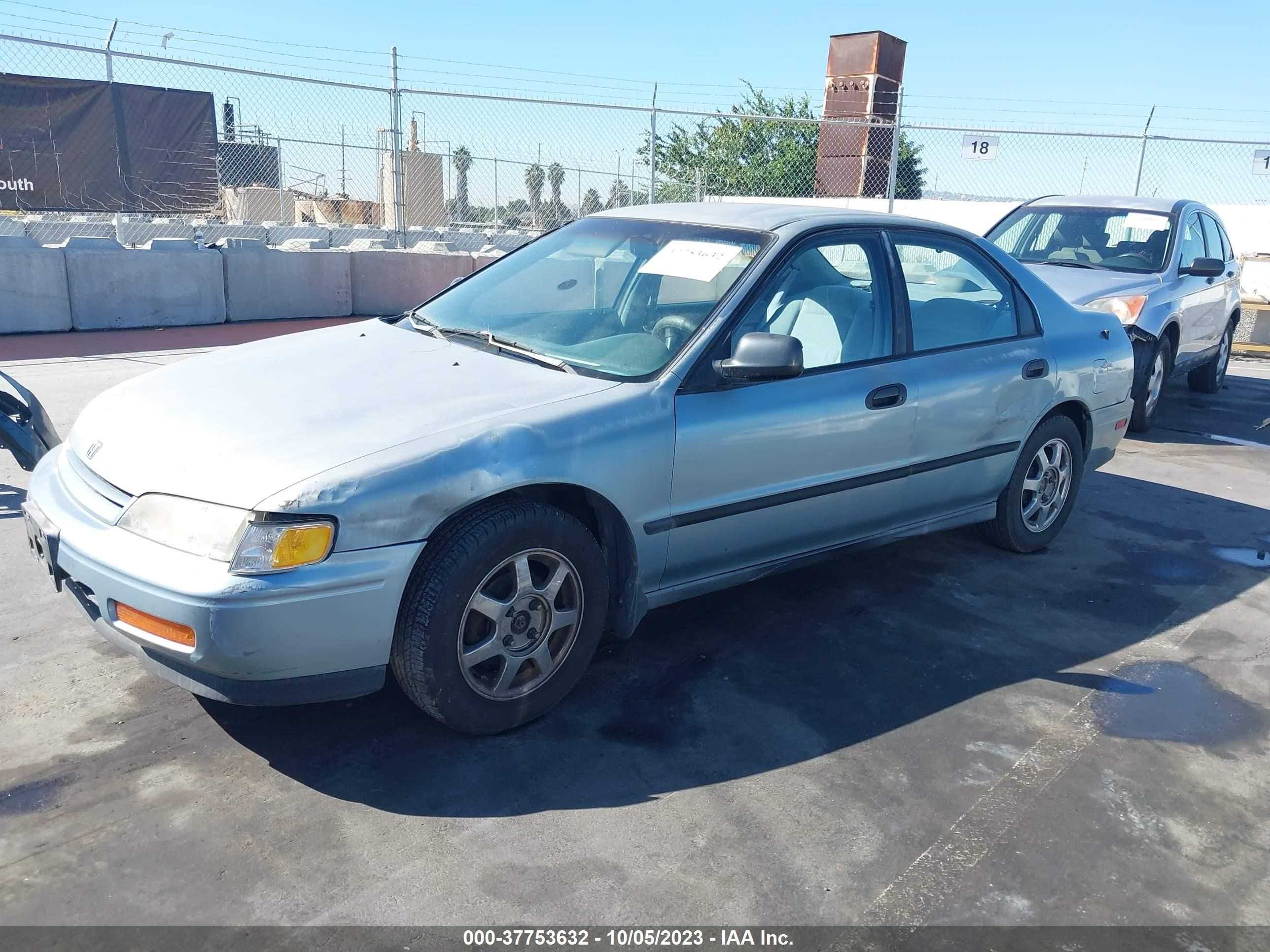 Photo 1 VIN: 1HGCD5629RA138247 - HONDA ACCORD 