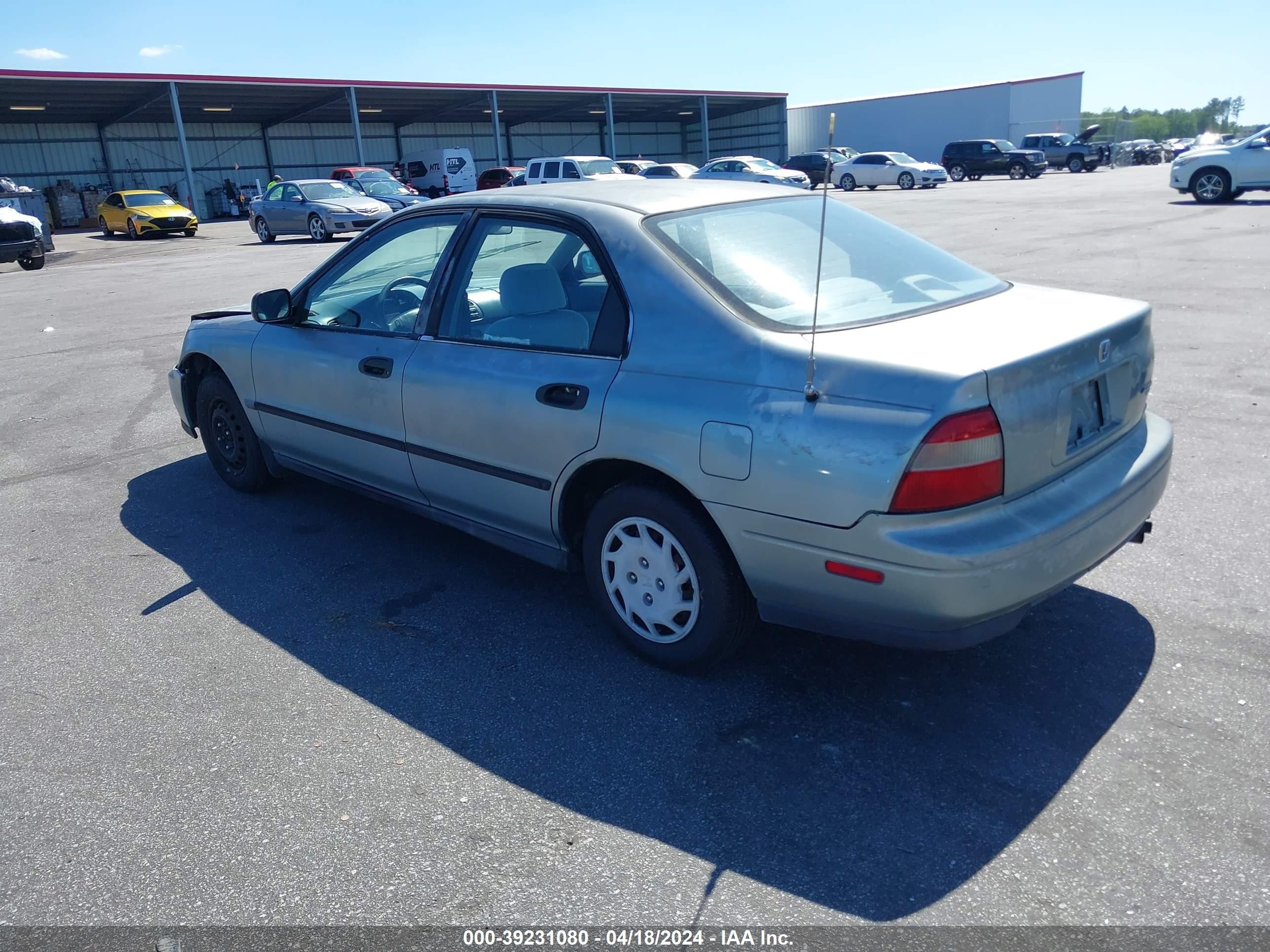 Photo 2 VIN: 1HGCD562XRA176070 - HONDA ACCORD 