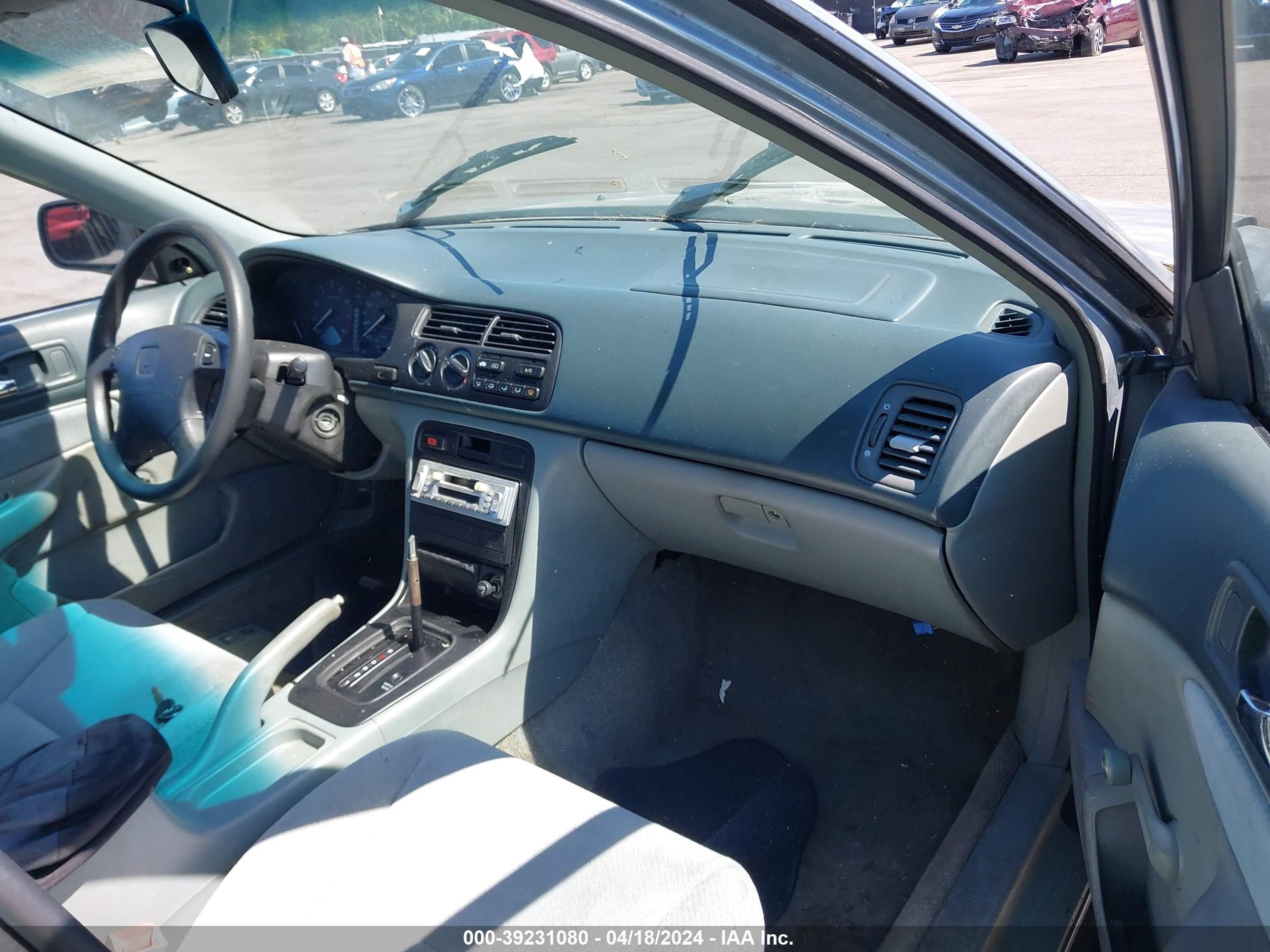 Photo 4 VIN: 1HGCD562XRA176070 - HONDA ACCORD 