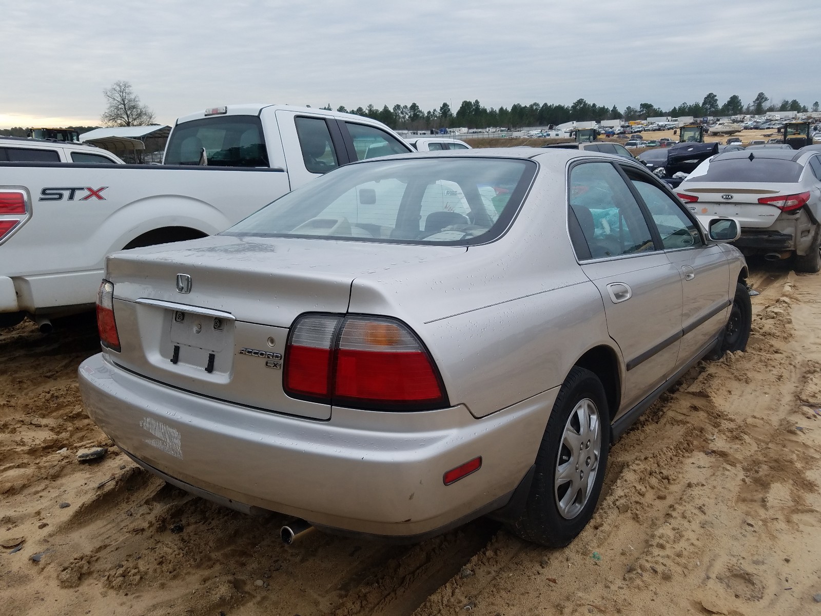 Photo 3 VIN: 1HGCD5631TA053225 - HONDA ACCORD LX 