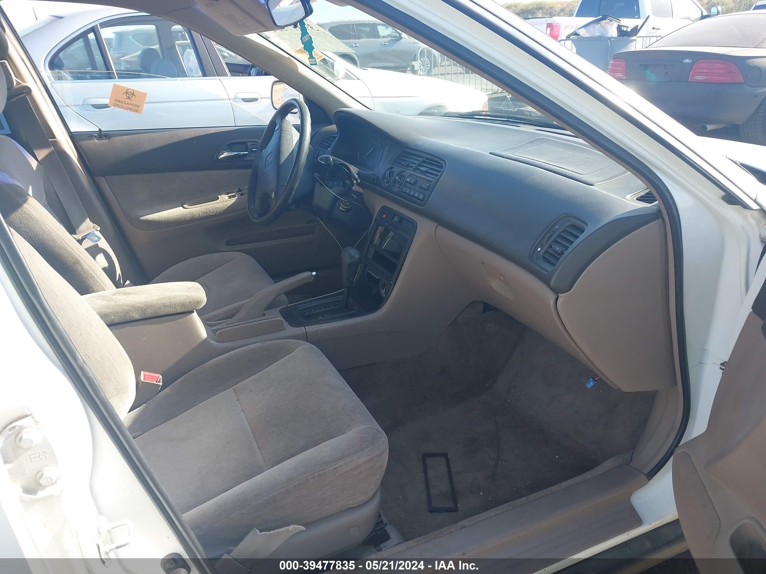 Photo 4 VIN: 1HGCD5633SA157424 - HONDA ACCORD 