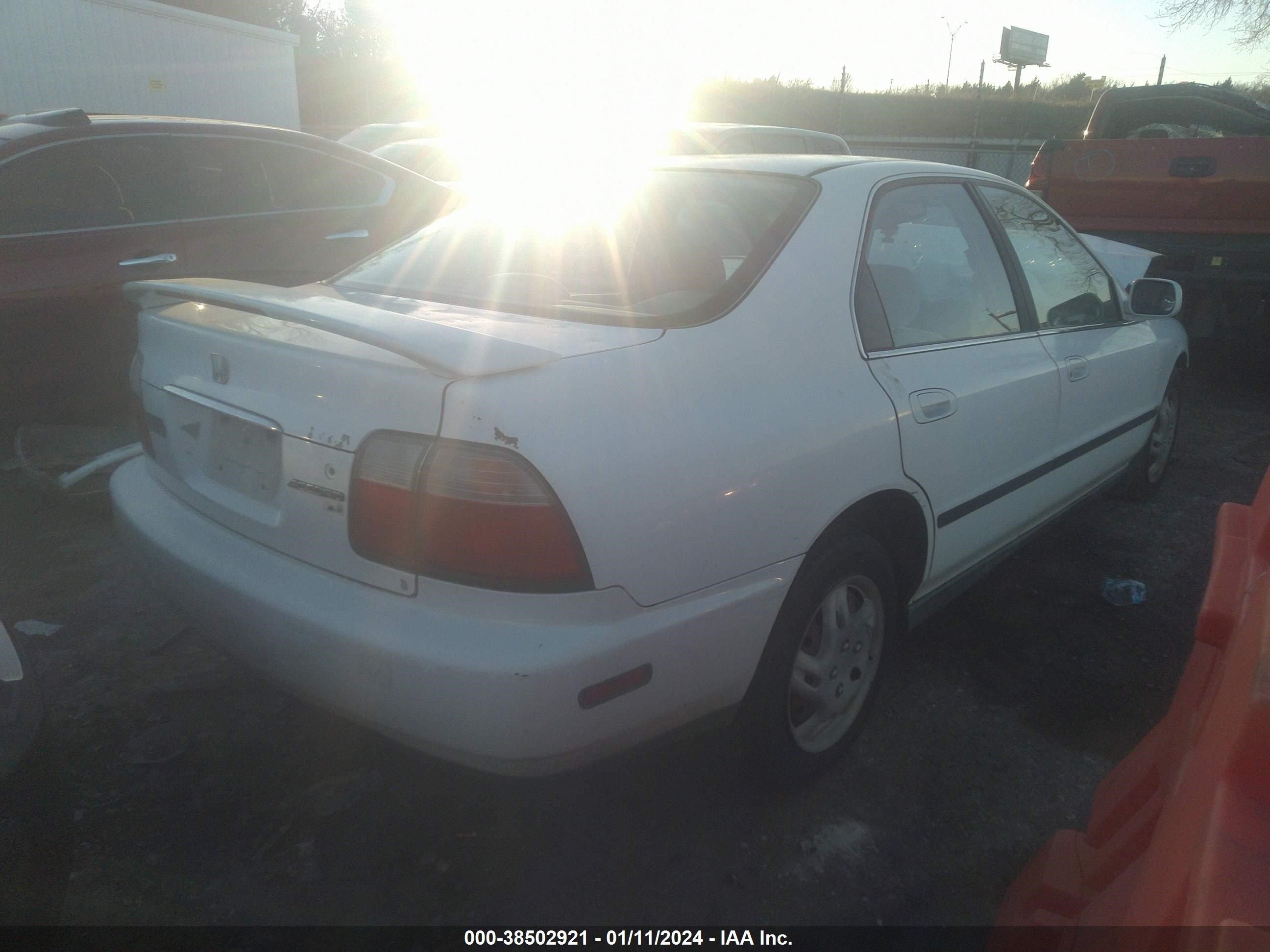 Photo 3 VIN: 1HGCD5633VA241165 - HONDA ACCORD 