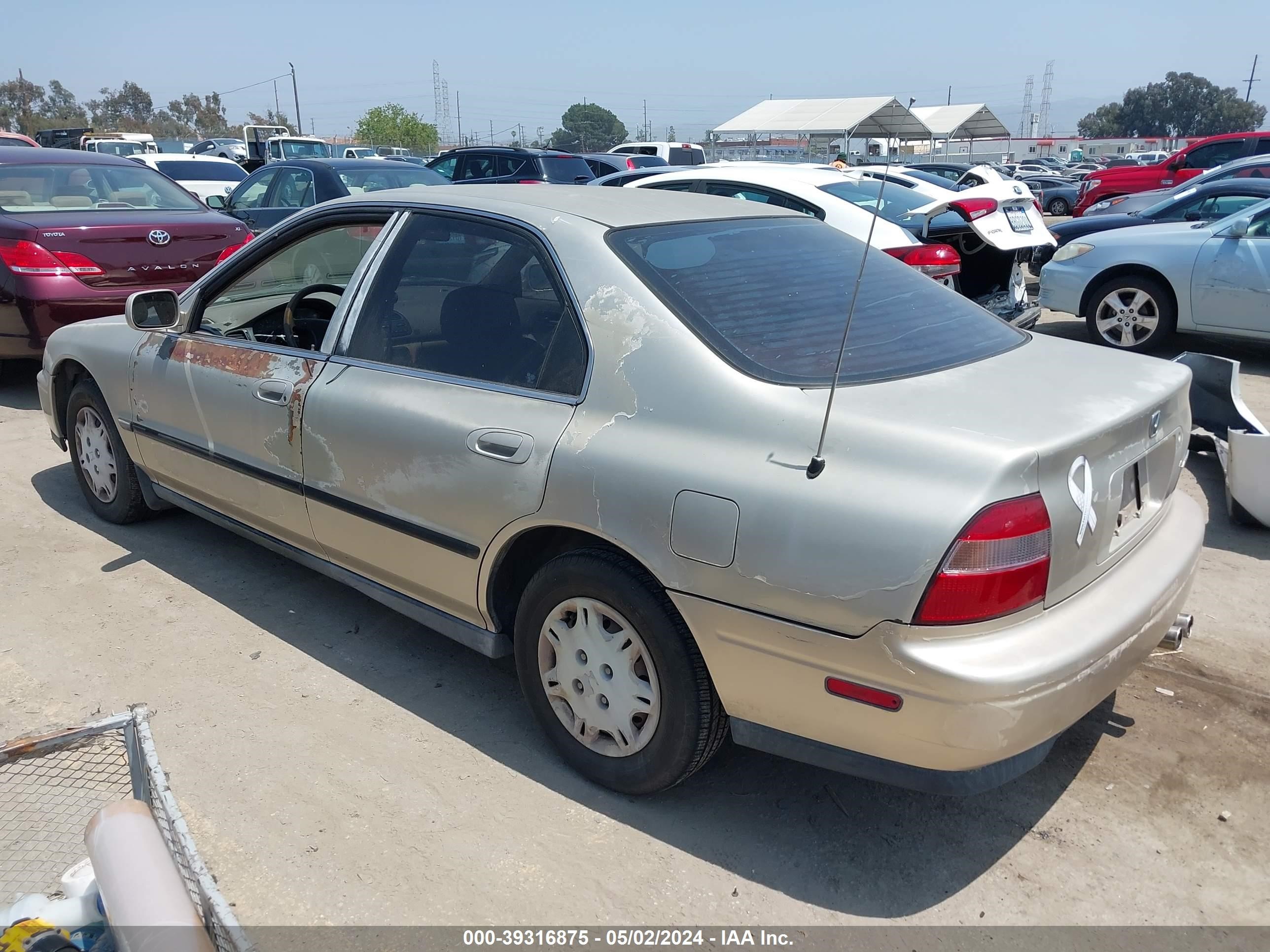 Photo 2 VIN: 1HGCD5635SA148868 - HONDA ACCORD 