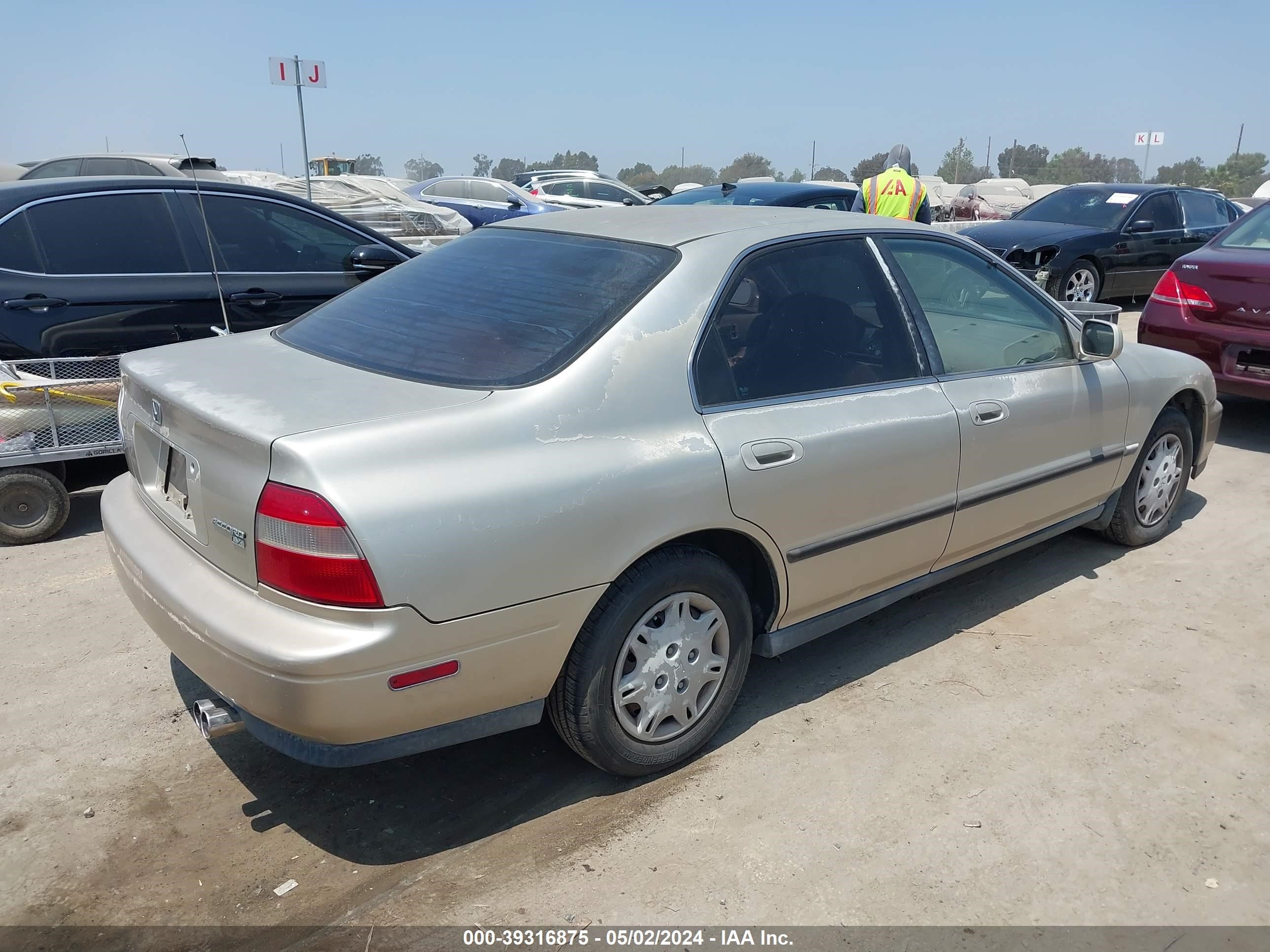 Photo 3 VIN: 1HGCD5635SA148868 - HONDA ACCORD 